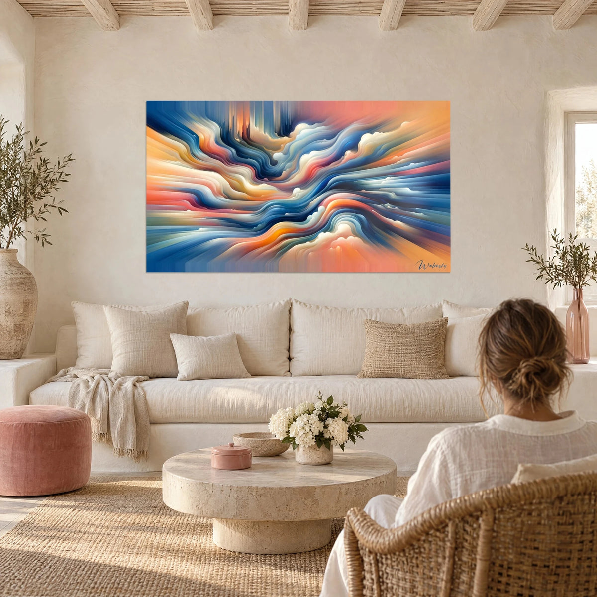 Quadro di onde fluide in blu cobalto e corallo che ondeggiano a bande, sopra un divano in un soggiorno luminoso