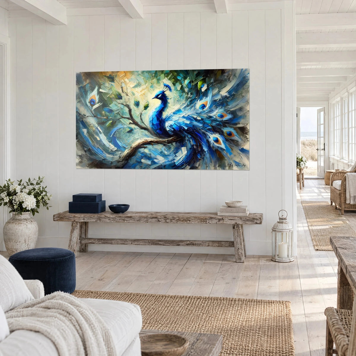 Cuadro ave real de plumaje turquesa y marfil, pinceladas gruesas con espátula, en la pared de un pasillo de casa junto al mar