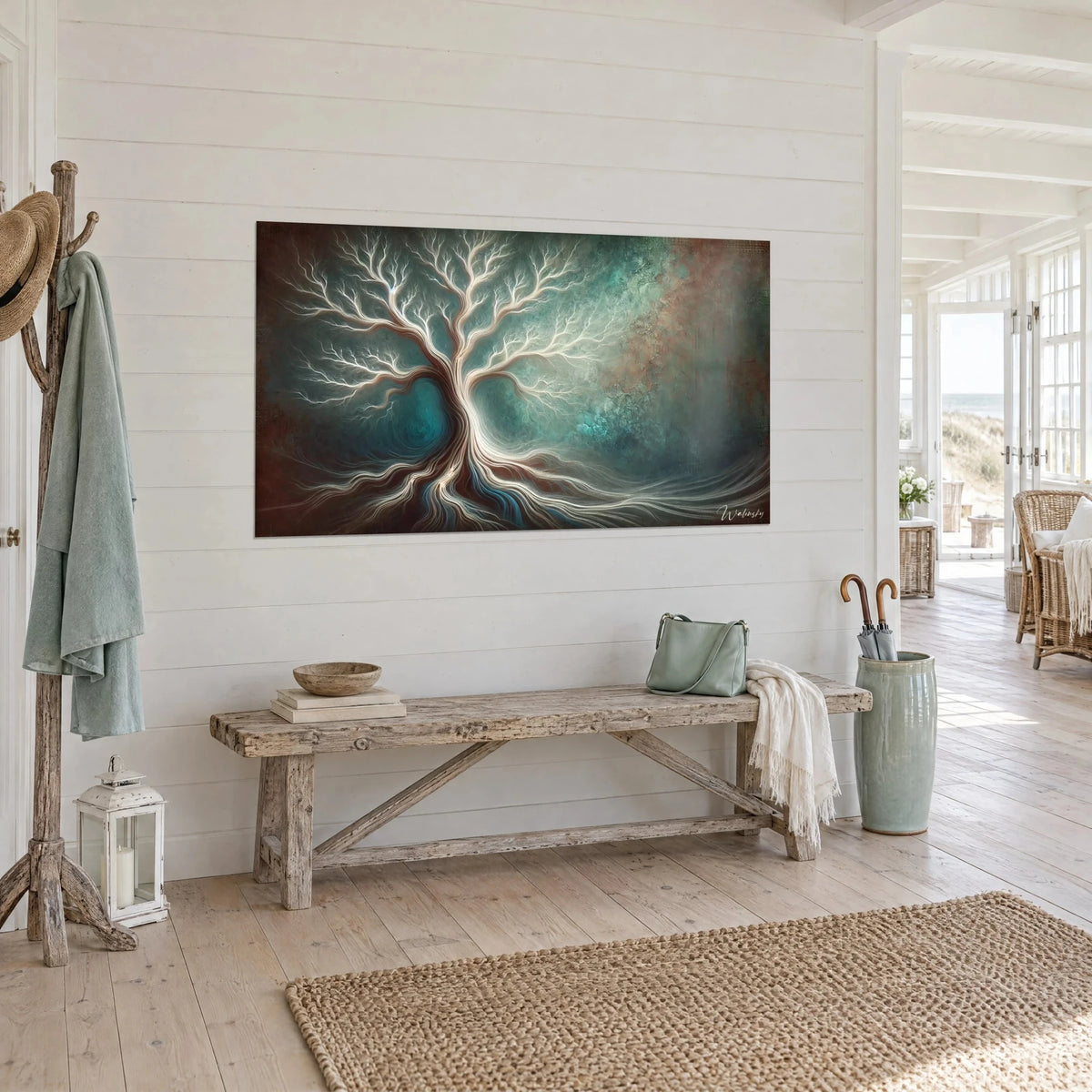 Schilderij eik van licht met golvende ivoorkleurige wortels, tinten groenspaan en koper, muur van witte houten latten, huis aan zee