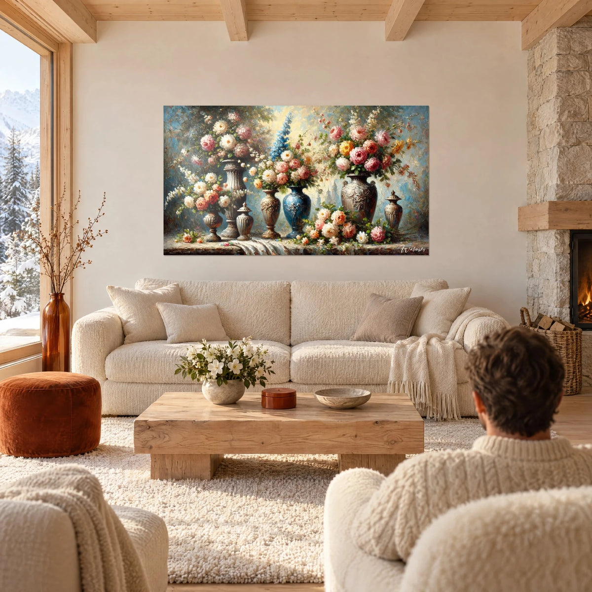 Gemälde mit rosa Pfingstrosensträußen in silbernen und blauen Vasen, blassgoldener Hintergrund, über einem Sofa in einem hellen Wohnzimmer