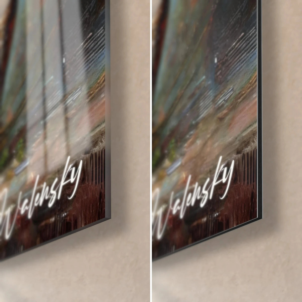 Gemälde mit verzierten Vasen und rosa Blüten, untere rechte Ecke, weiße Signatur auf glänzendem Glas links, matt Dibond rechts