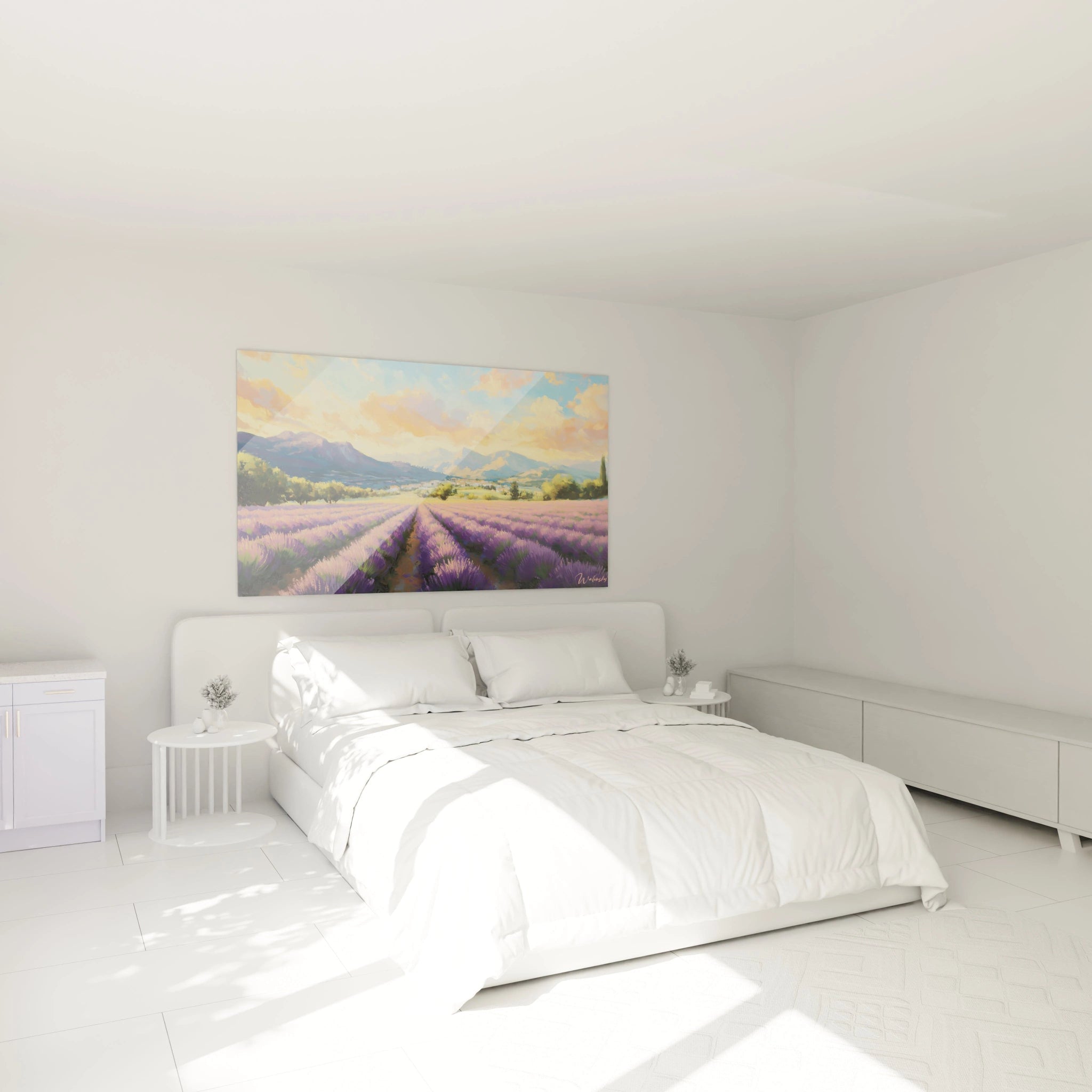 Un tableau représentant un vaste champ de lavande aux teintes violettes et mauves disposé en lignes convergentes avec des montagnes bleutées à l'horizon et un ciel coloré au coucher du soleil.
