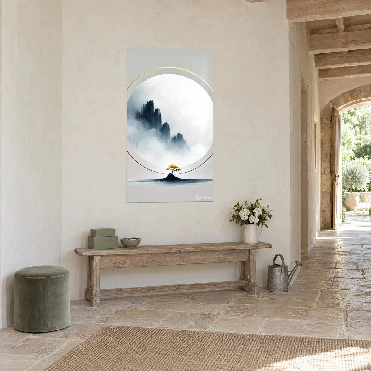 Tableau paysage zen minimaliste, pics d'encre noire noyés de brume blanche, arbrisseau jaune d'or, couloir en pierre, console en bois