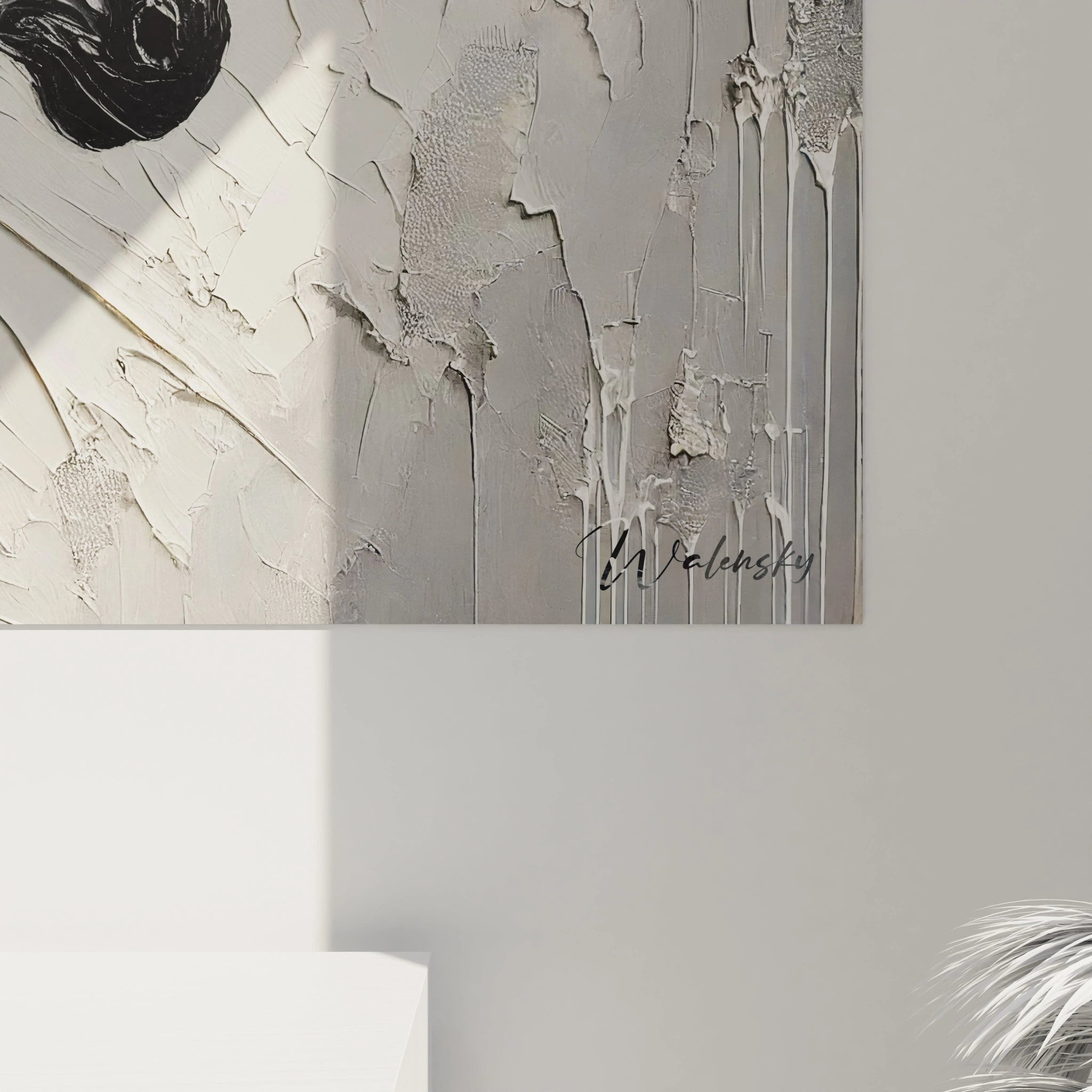 La vue rapprochée du tableau zebre met en avant la texture riche et le relief des rayures. Les détails subtils du zebre se révèlent pleinement, offrant une expérience visuelle captivante pour les amateurs d'art minimaliste.






