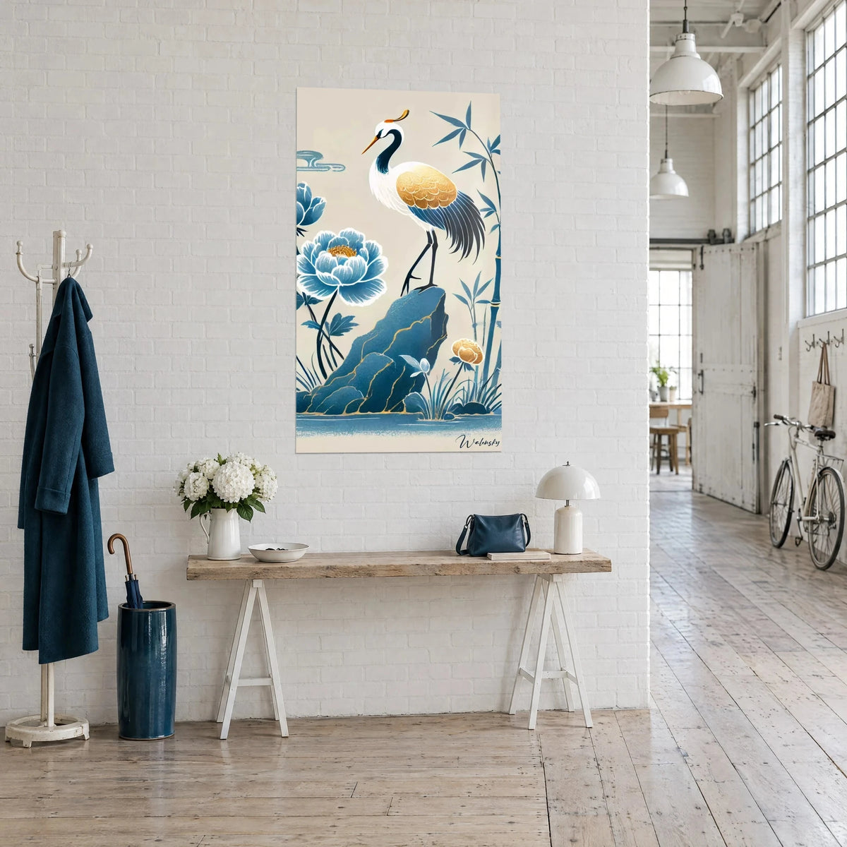 Tableau oiseau échassier à la crête orangée, aile d'or, rocher bleu nuit et pivoines pâles, vu de trois-quarts dans un loft