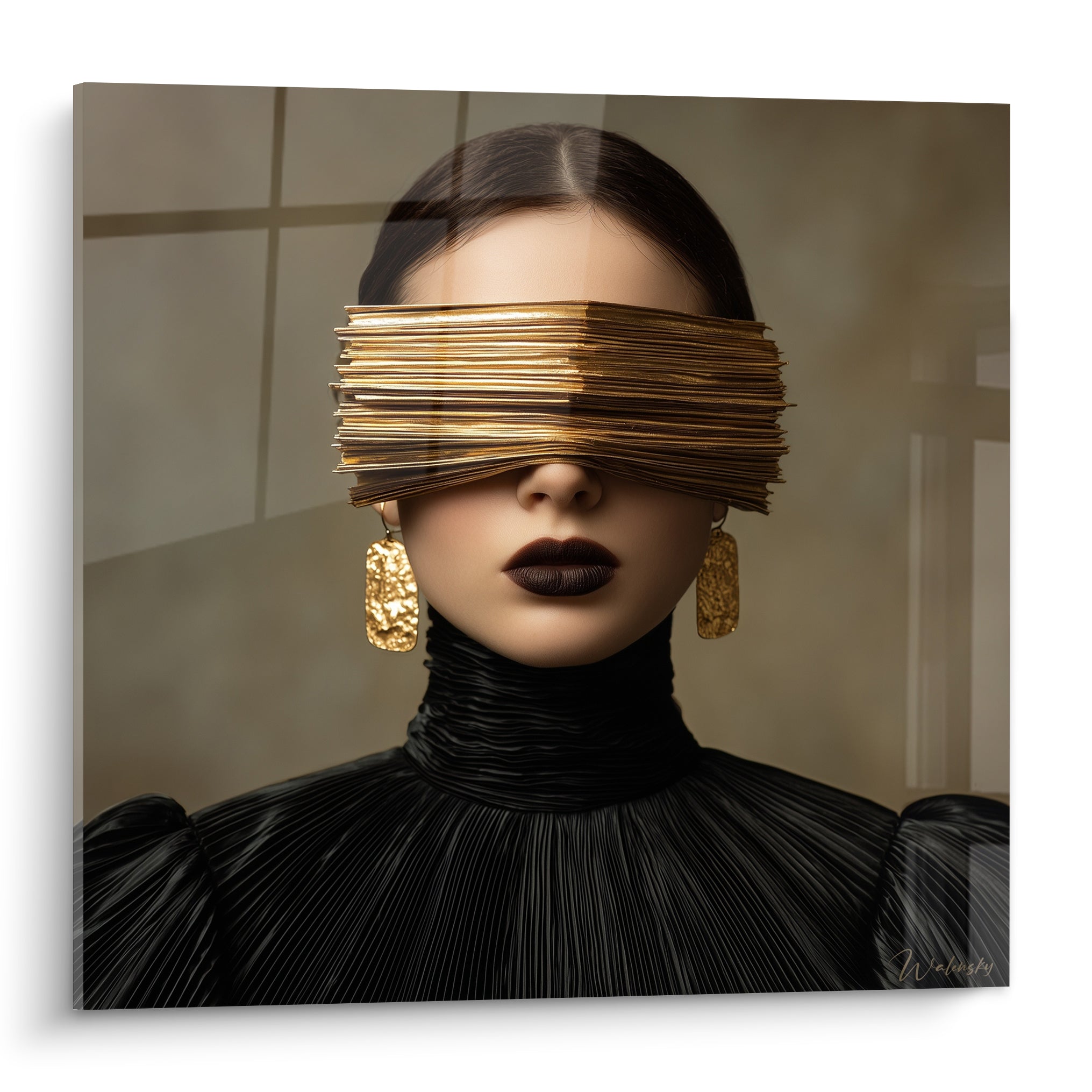 Portrait haute couture d'une femme au bandeau doré, lèvres brunes et col noir plissé