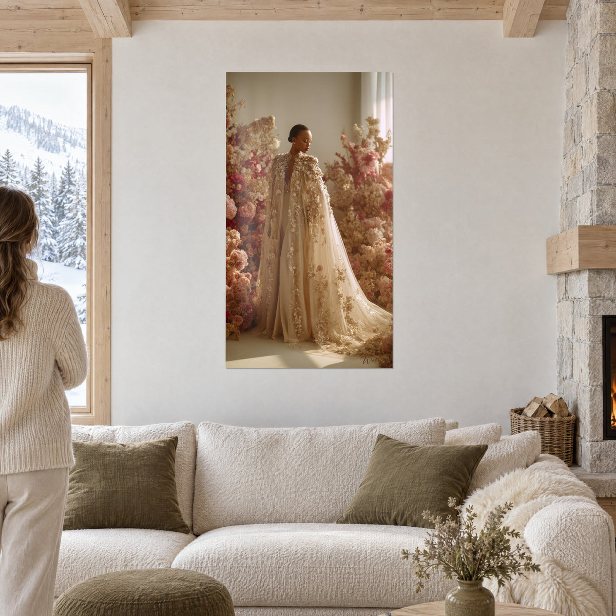 Gemälde Mannequin im elfenbeinfarbenen Tüllumhang mit Blumenstickerei, Fuchsia- und Pfirsichrosen, über einem Sofa in einem hellen Wohnzimmer