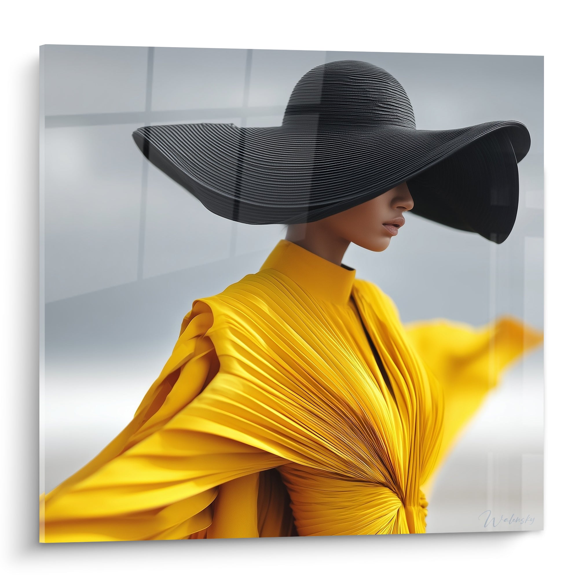Silhouette au chapeau noir plissé et robe jaune moutarde, drapé fluide en pleine avancée
