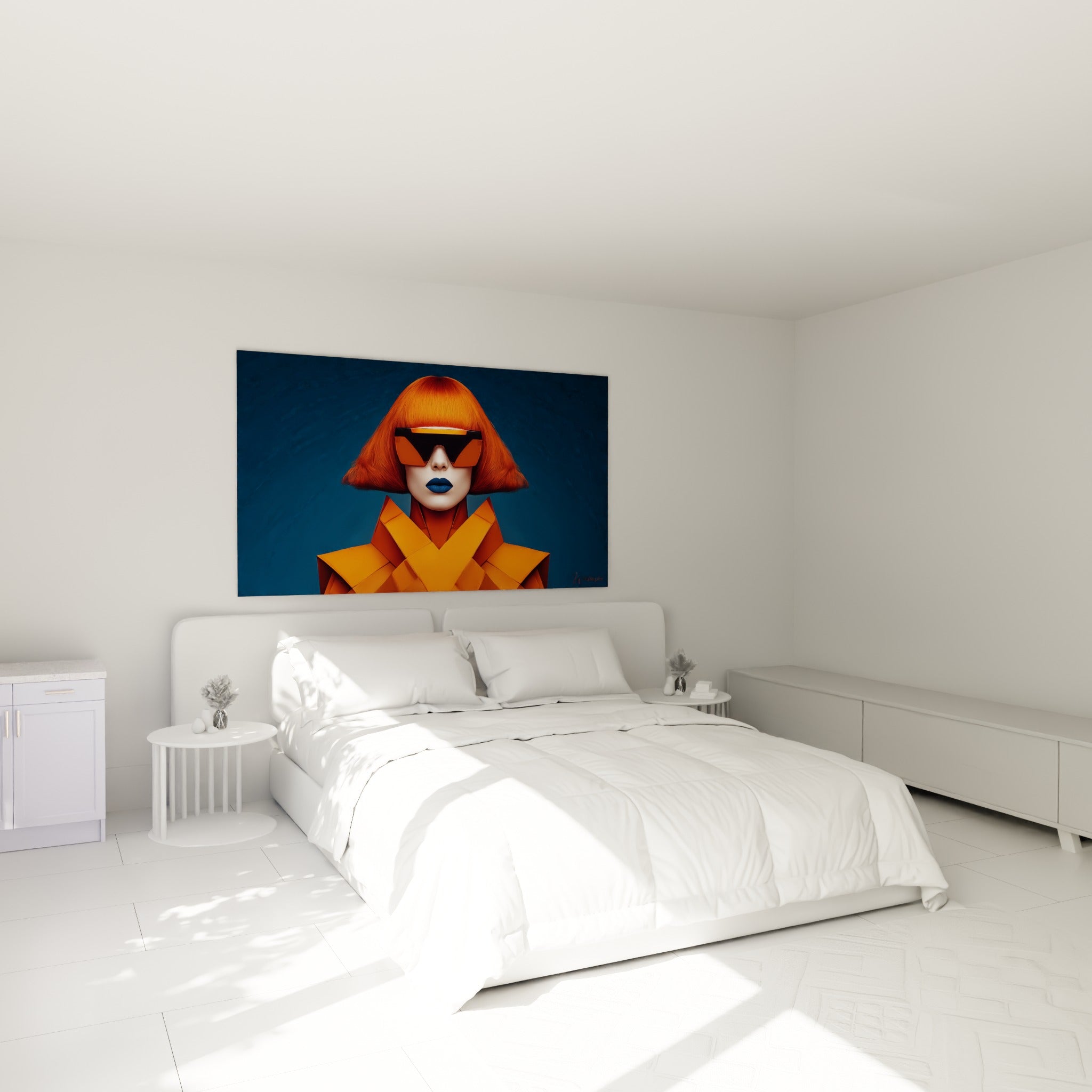 Femme haute couture orange et bleu marine, casque de cheveux flamboyant, au-dessus d'un lit dans une chambre claire