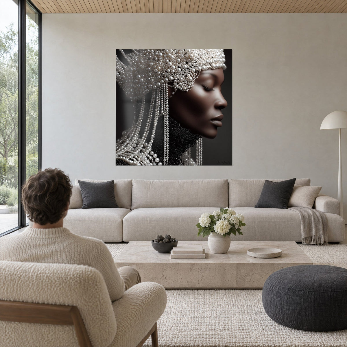 Quadro profilo d'ebano sotto una cuffia di perle madreperlacee, sfondo nero, sopra un divano in un soggiorno luminoso
