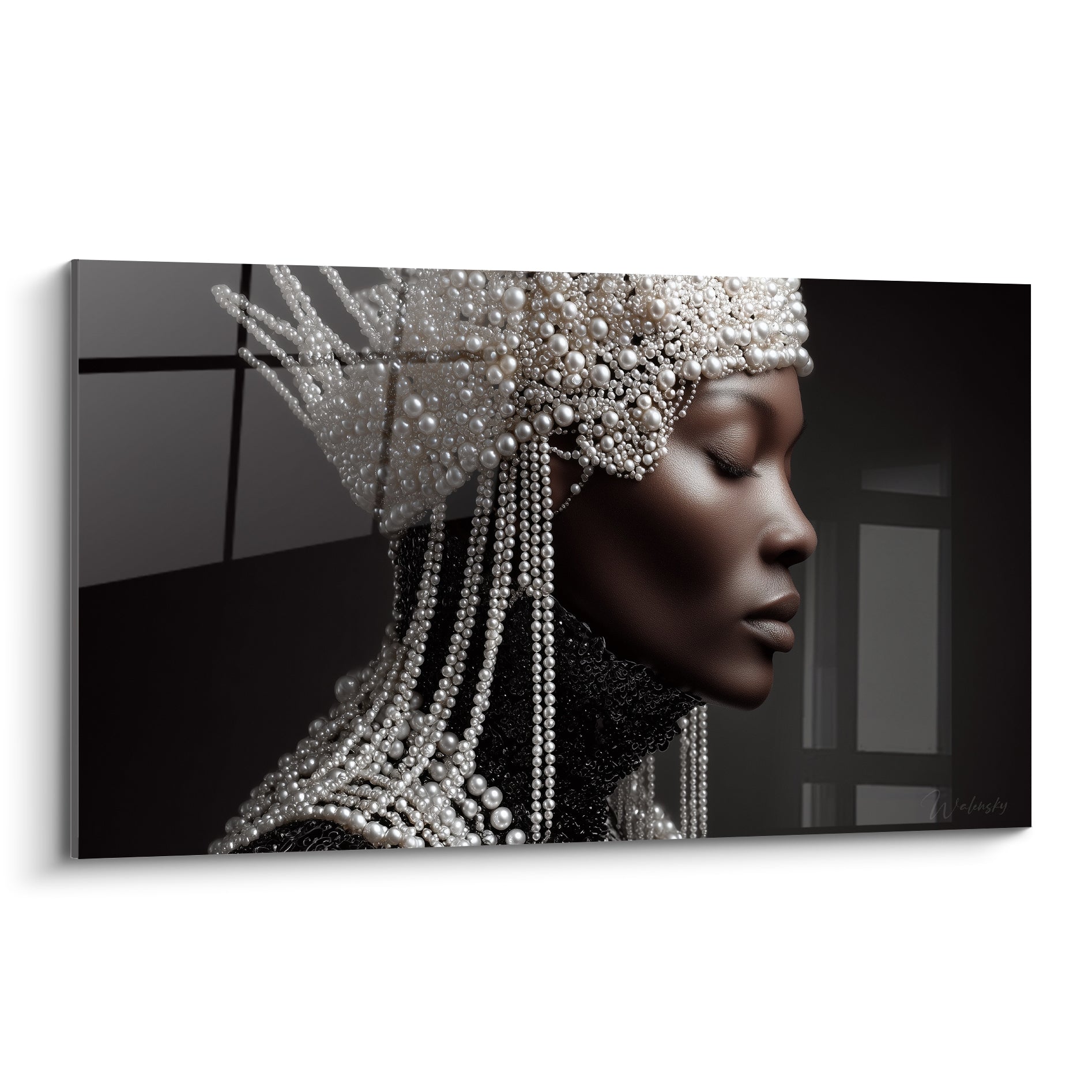 Femme au profil serein coiffée de perles blanches, fond anthracite en clair-obscur intense