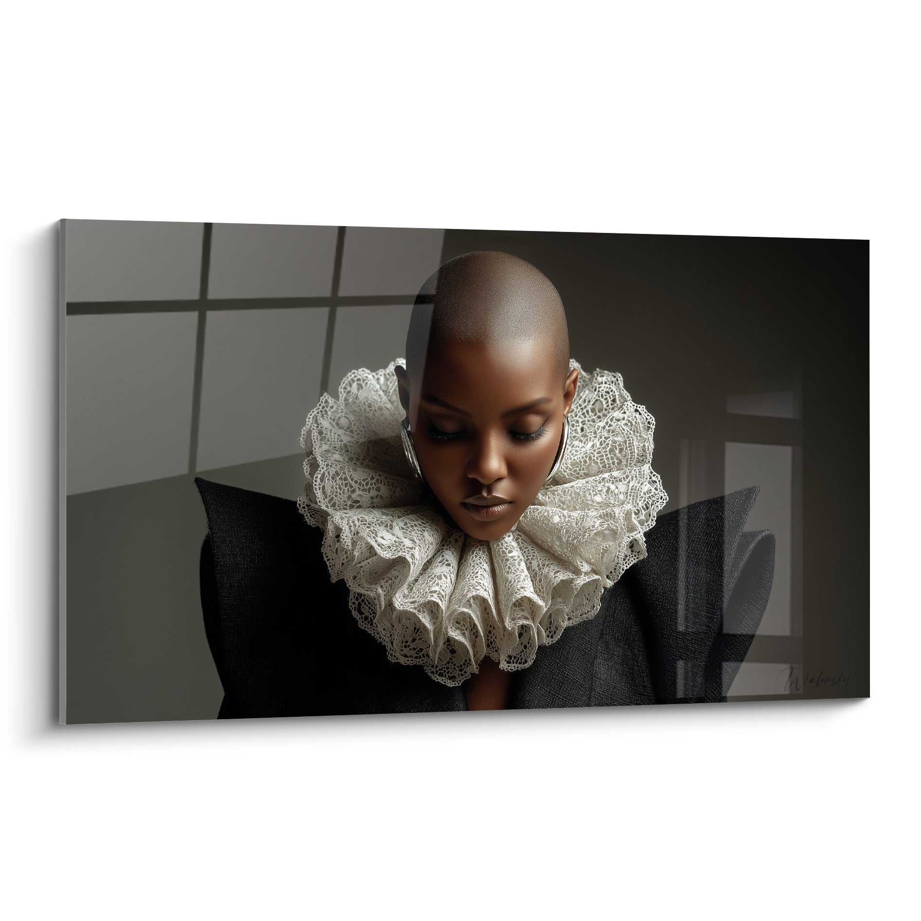 Portrait Haute couture d'une femme au col de dentelle blanche et veste noire structurée