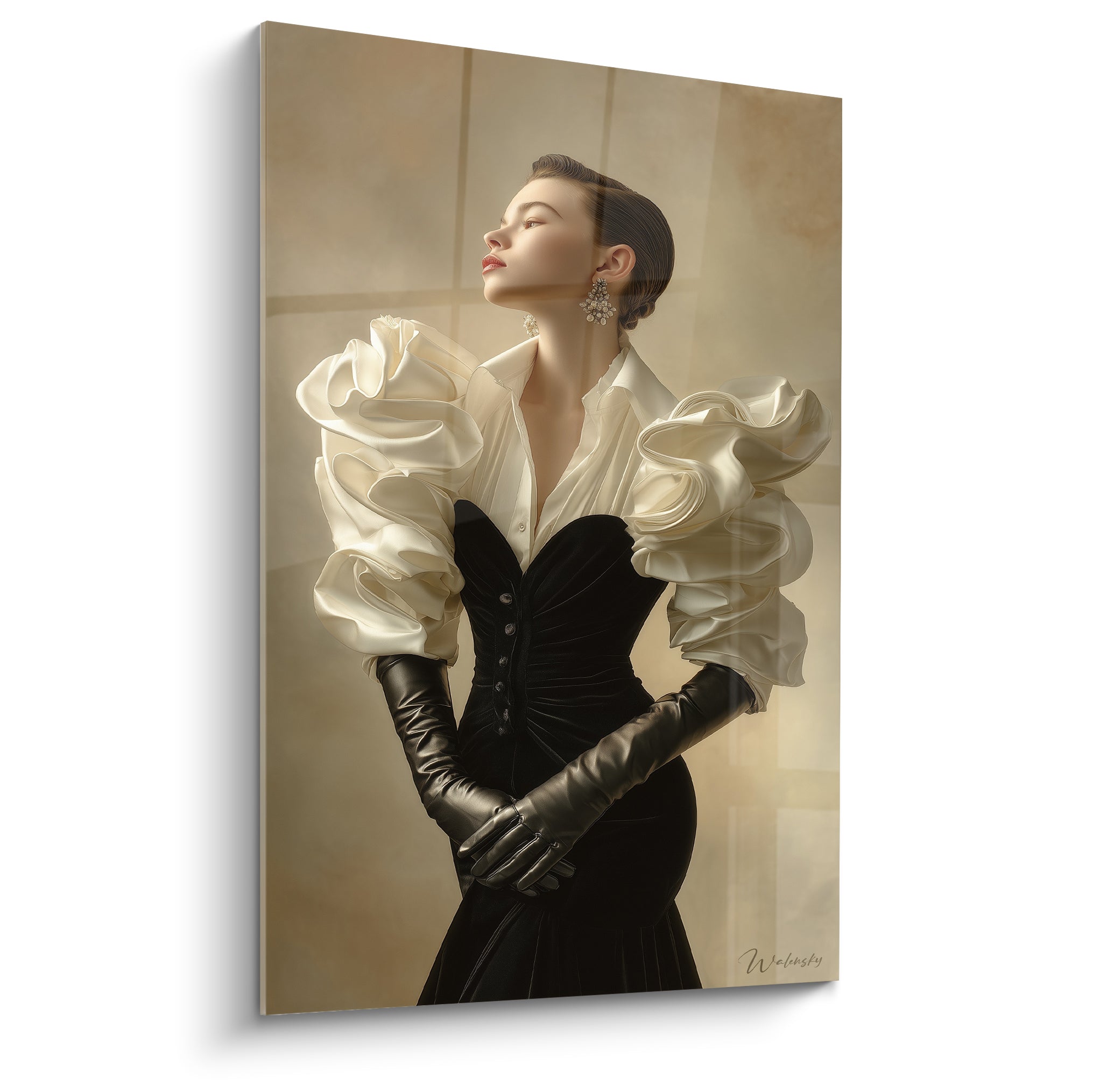 Femme au corset noir et manches ivoire bouffantes, portrait haute couture au fond beige patiné