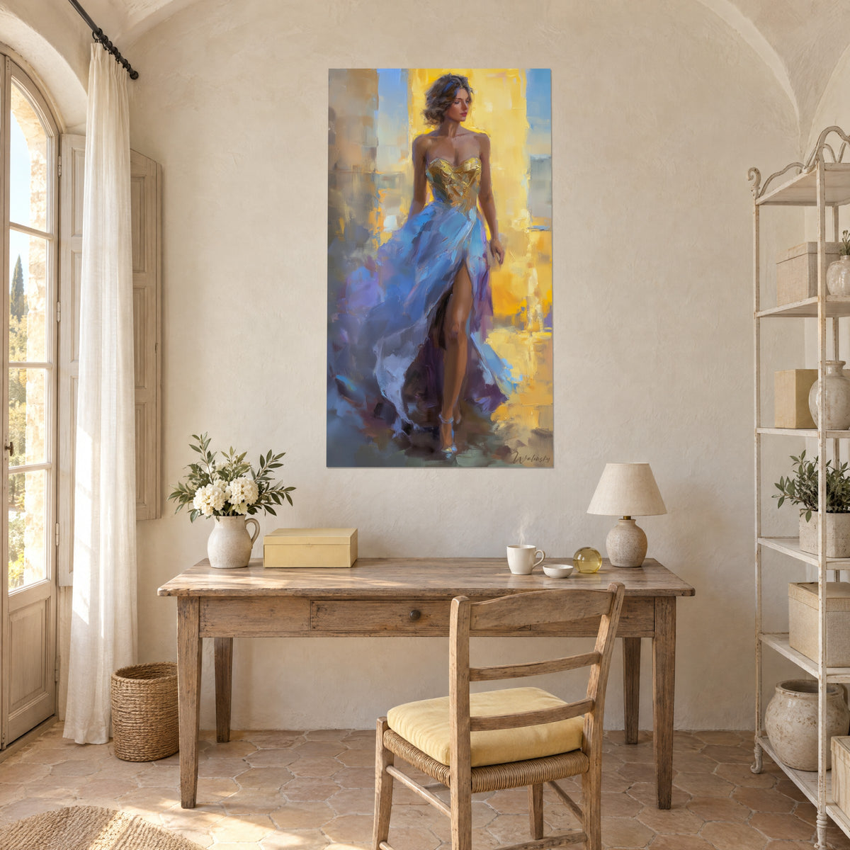 Cuadro de una belleza con vestido abierto azul glaciar y corsé dorado, pasta gruesa amarilla, pared blanca, escritorio de madera y jarrón de flores