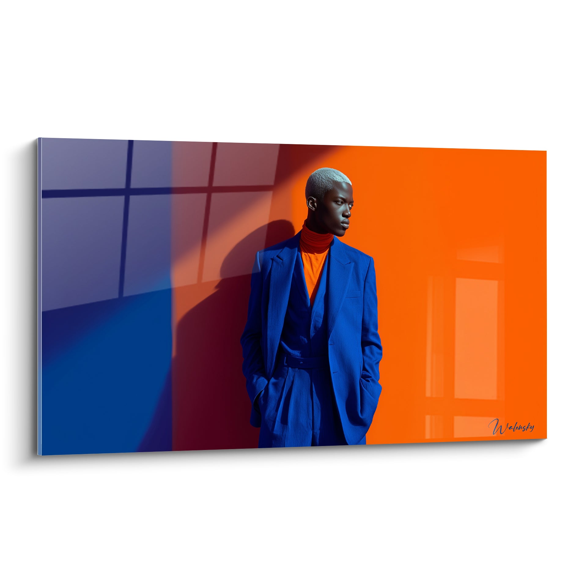 Mannequin en costume bleu roi et col roulé orange devant un mur orange vif, ombre géométrique portée