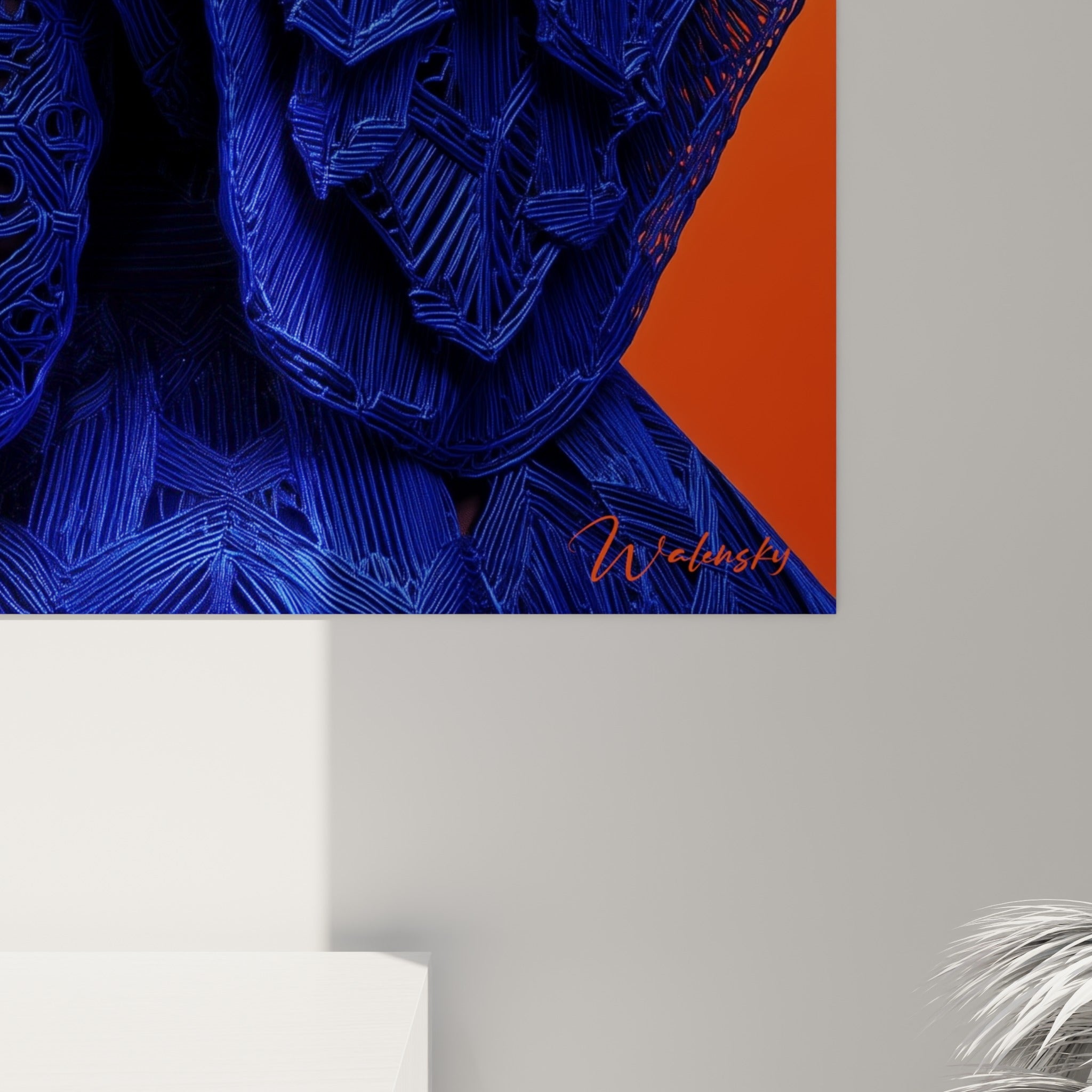 Tissage bleu roi en relief révélant des empâtements denses et un grain texturé sur fond orange vif