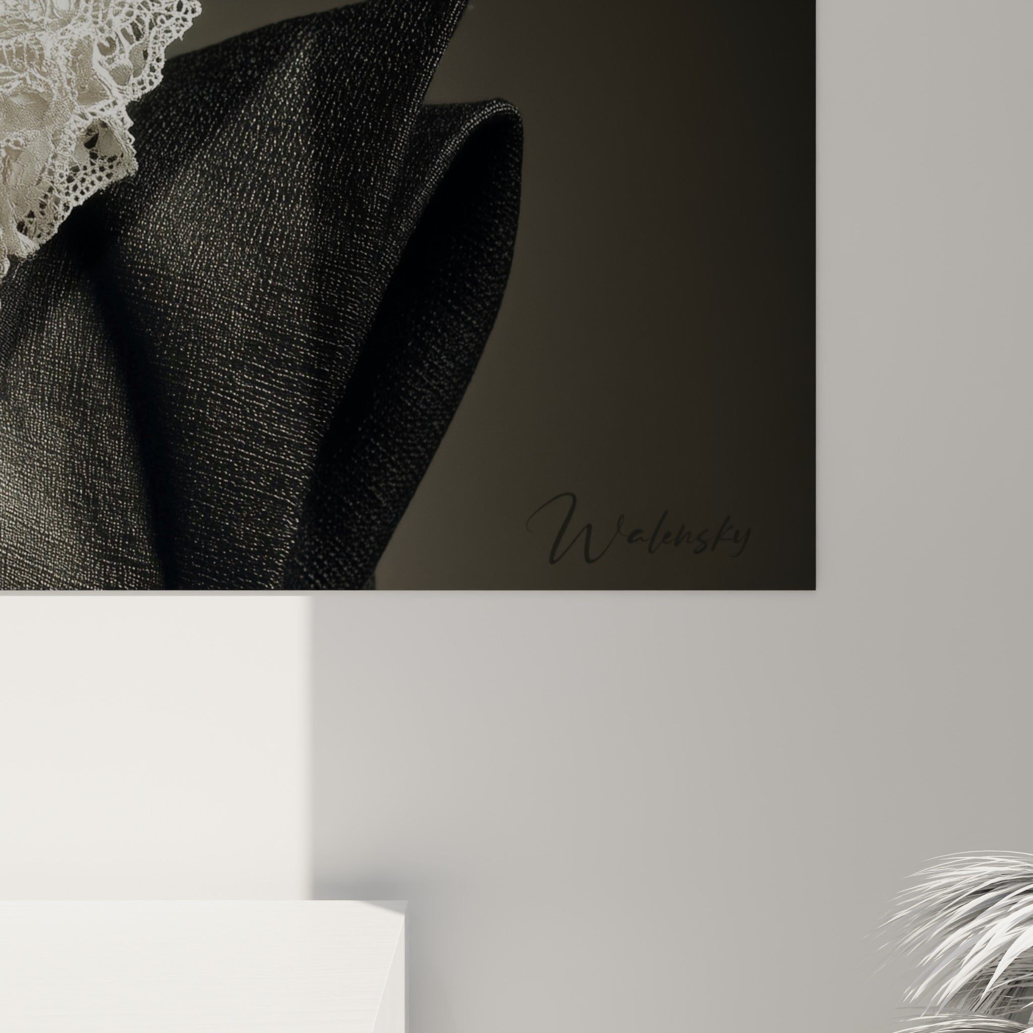 Détail de la dentelle blanche texturée et du grain de peau contrastant avec le noir profond de la veste