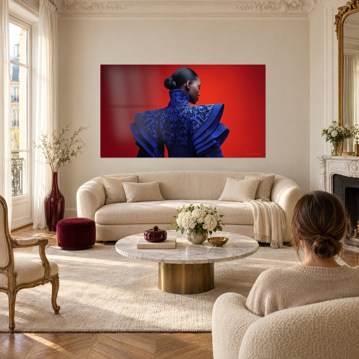 Gemälde einer Rückenfigur im bestickten kobaltblauen Jackett, glatt gestrafter Knoten, scharlachroter Hintergrund, über einem Sofa in einem hellen Wohnzimmer