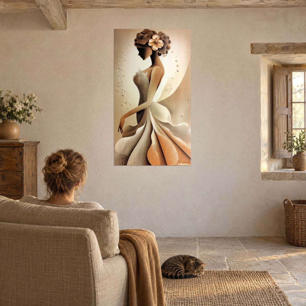 Tableau femme sculpturale en robe de volants dorés et abricot, bulles perlées, dans un salon où un chat tabby se repose