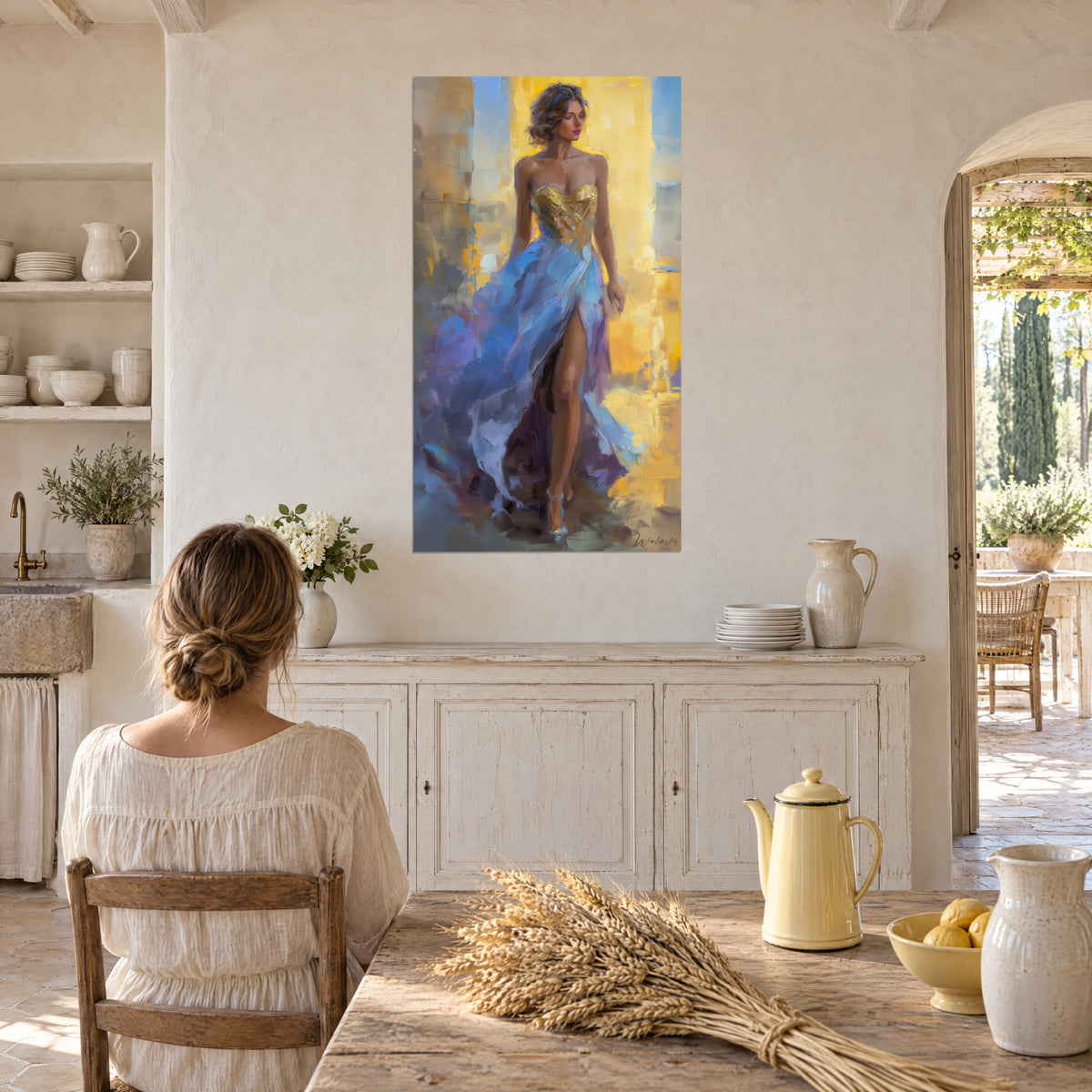 Cuadro de una modelo con vestido de noche azul pervinca, bustier dorado, fondo amarillo luminoso, una mujer de espaldas sentada a la mesa de una cocina de mas