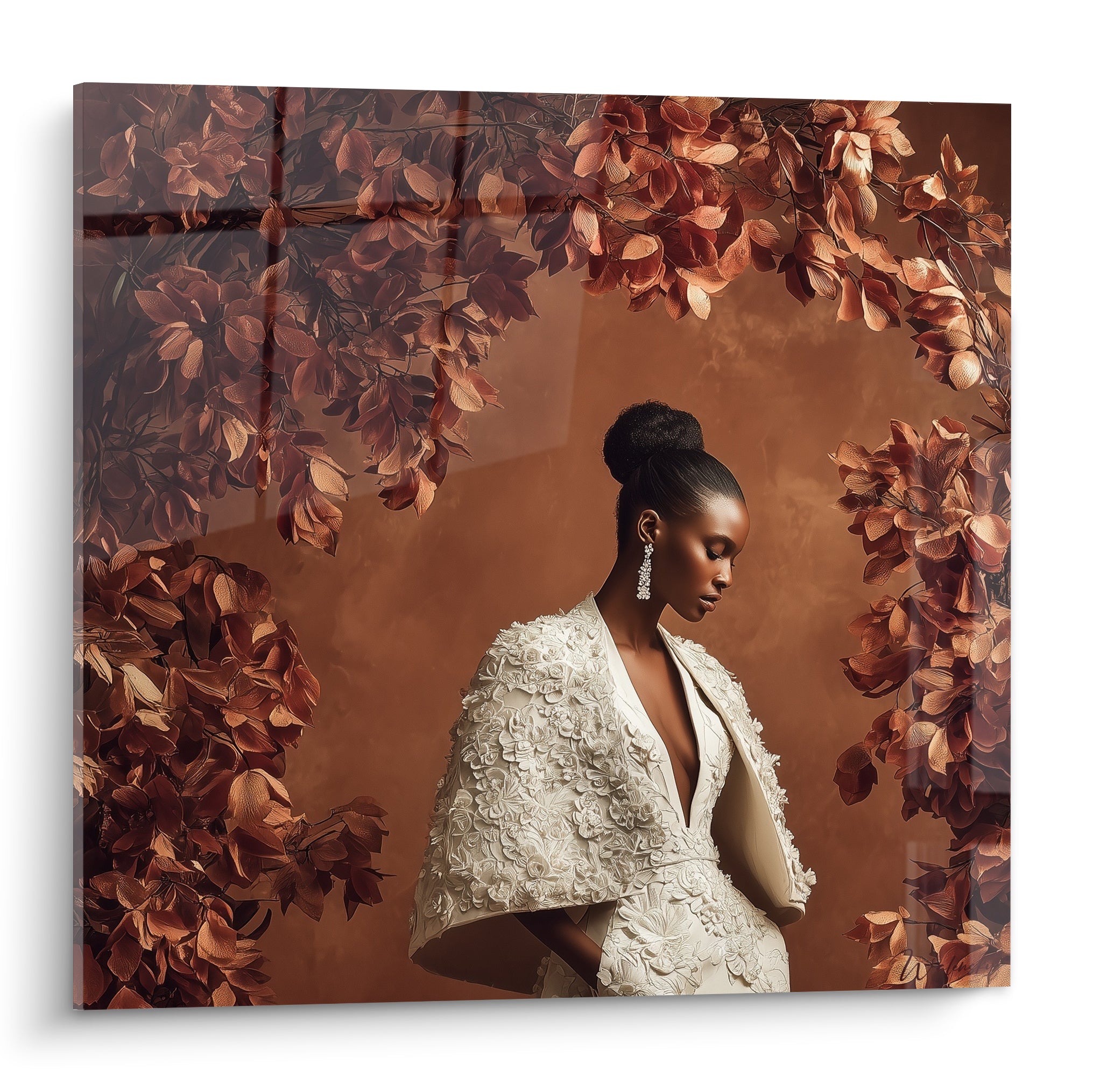 Silhouette en robe ivoire brodée, feuillage cuivré et brun encadrant le portrait de profil