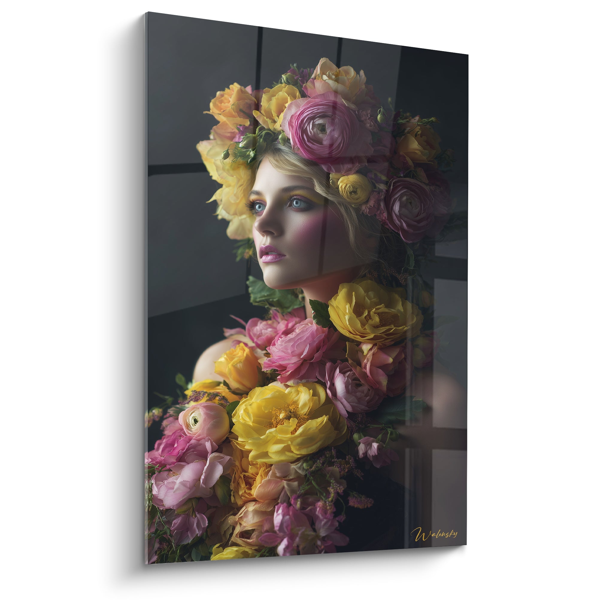 Femme couronnée de roses jaunes et pivoines roses, regard bleu tourné vers la lumière, fond anthracite.