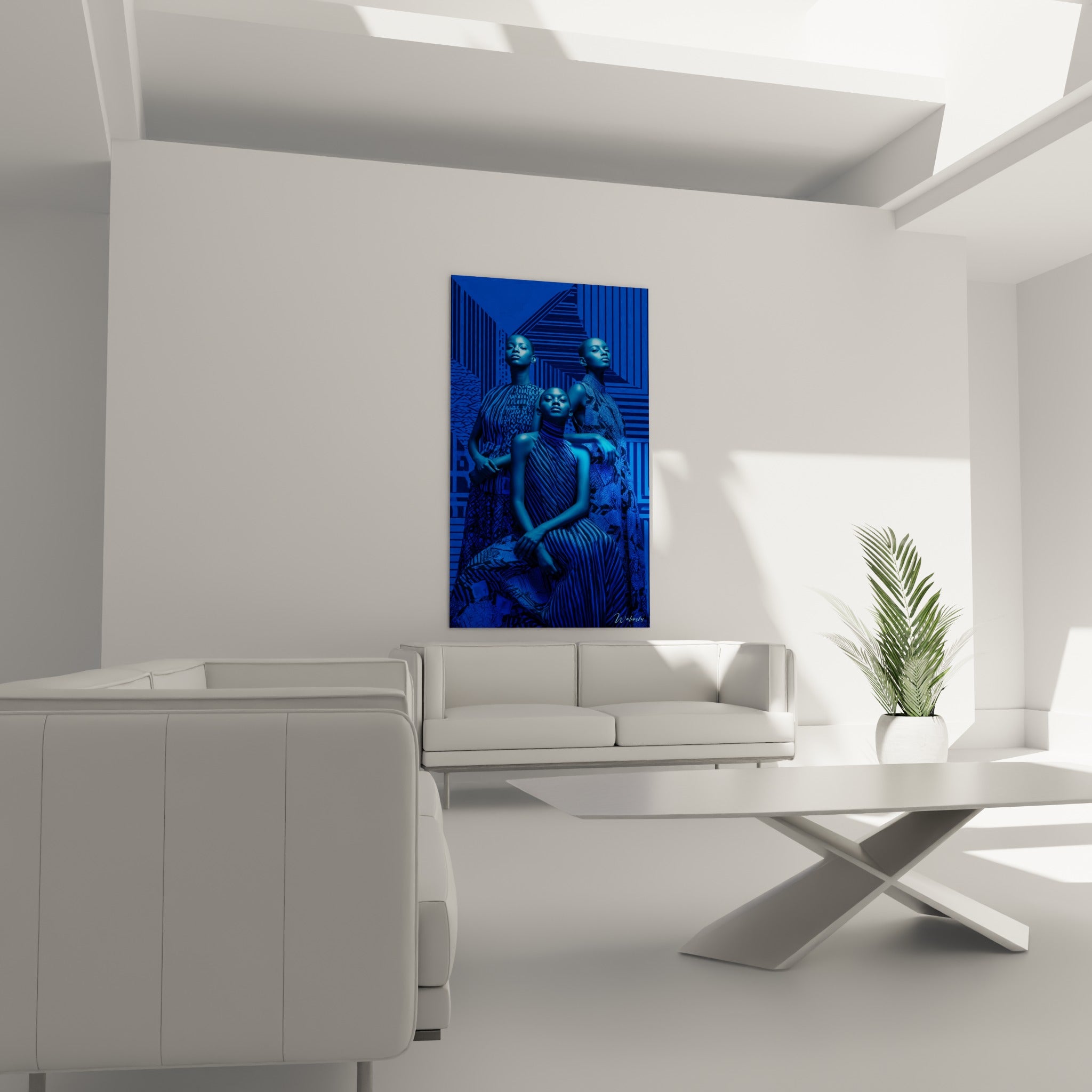 Femmes sculpturales en bleu électrique et ocre foncé, tableau haute couture au-dessus d'un canapé dans un salon lumineux