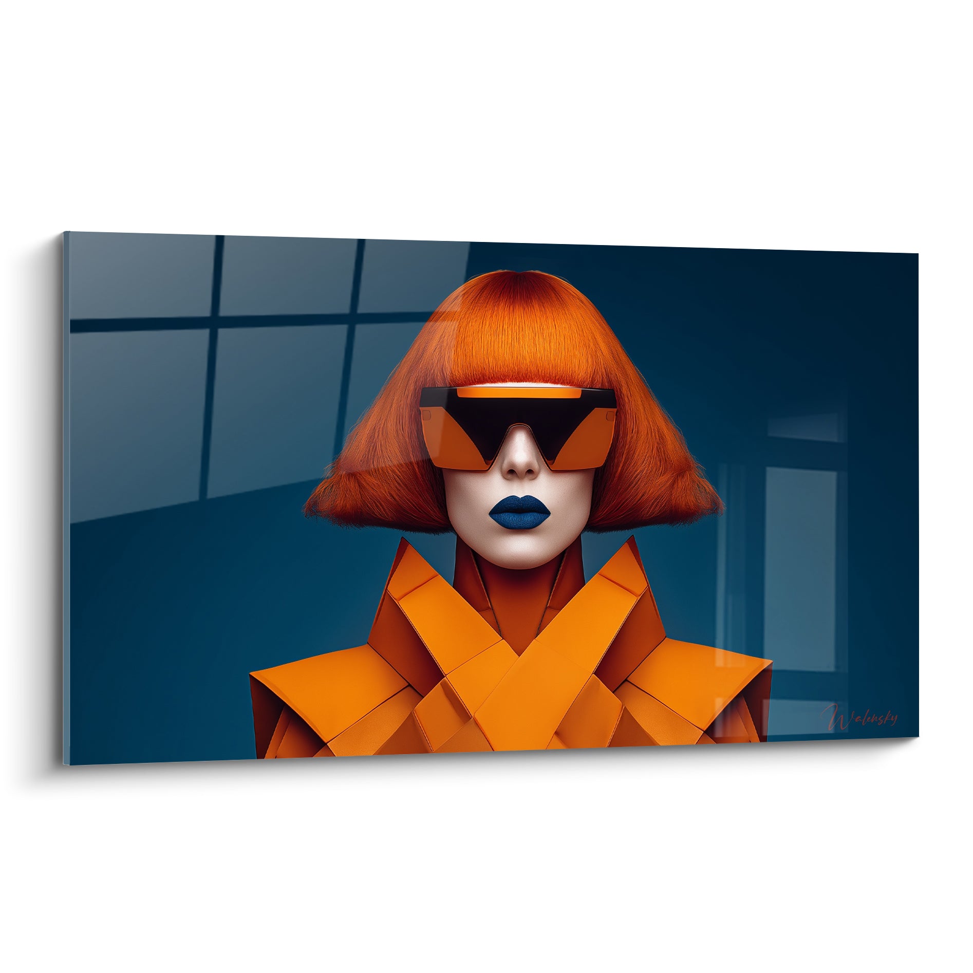 Silhouette haute couture orange aux lèvres bleu marine et lunettes opaques sur fond architectural