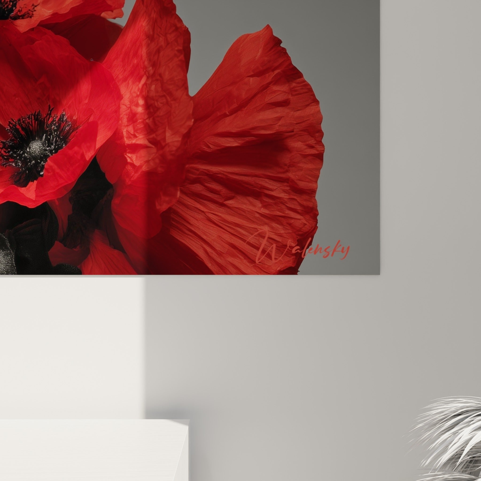 Pétales de coquelicots rouge carmin et grain de peau bronze en gros plan sur ce tableau haute couture accroché