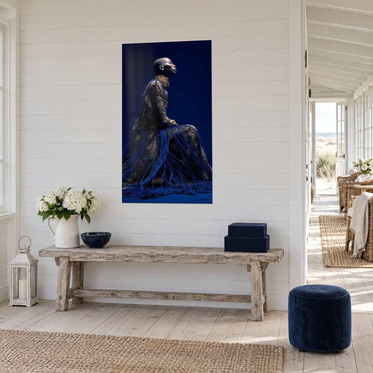 Tableau silhouette assise à la robe damassée dorée, longs fils bleu roi sur fond nuit, console en bois, maison de bord de mer