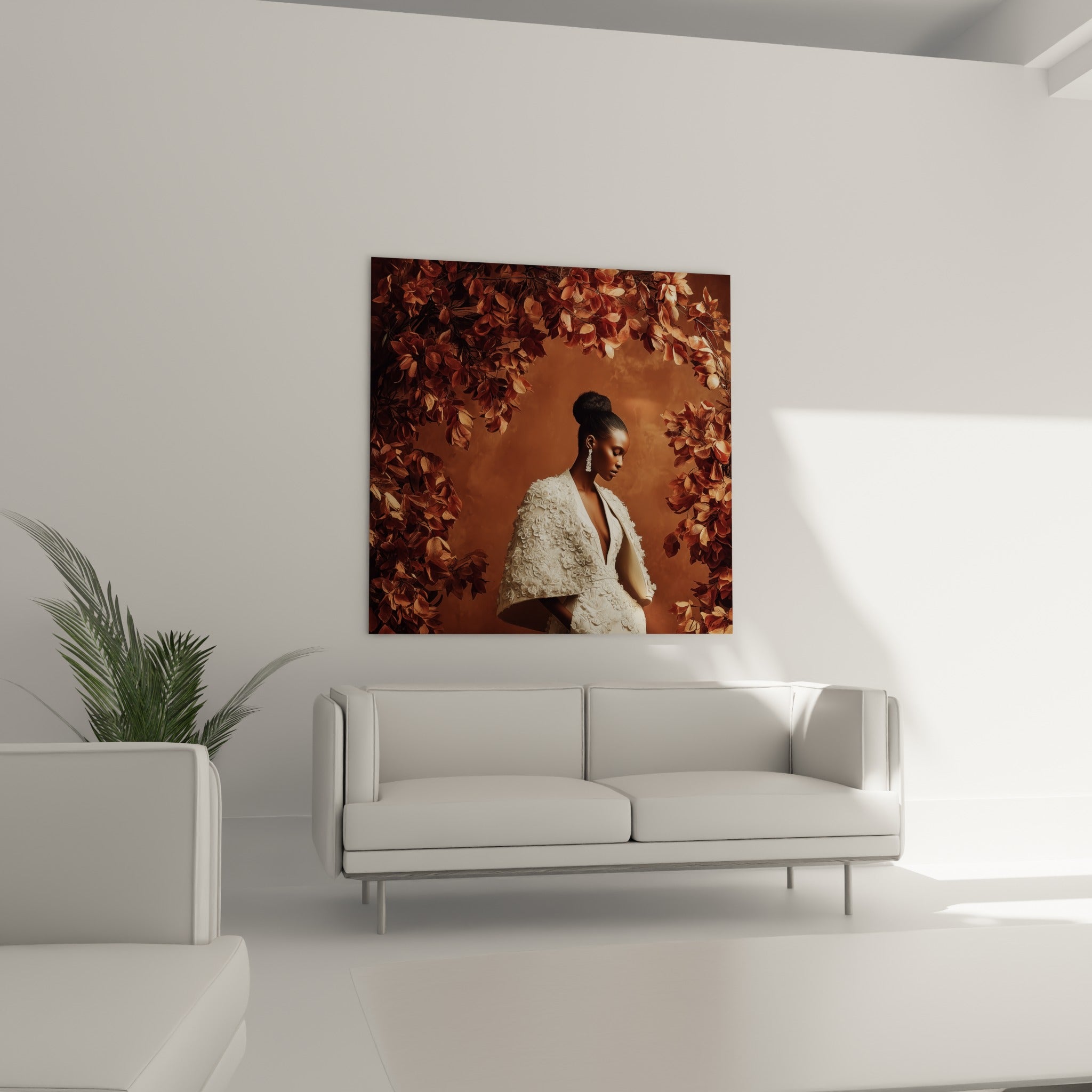Femme en cape brodée ivoire parmi des feuilles terracotta, placée au-dessus d'un canapé dans un salon lumineux