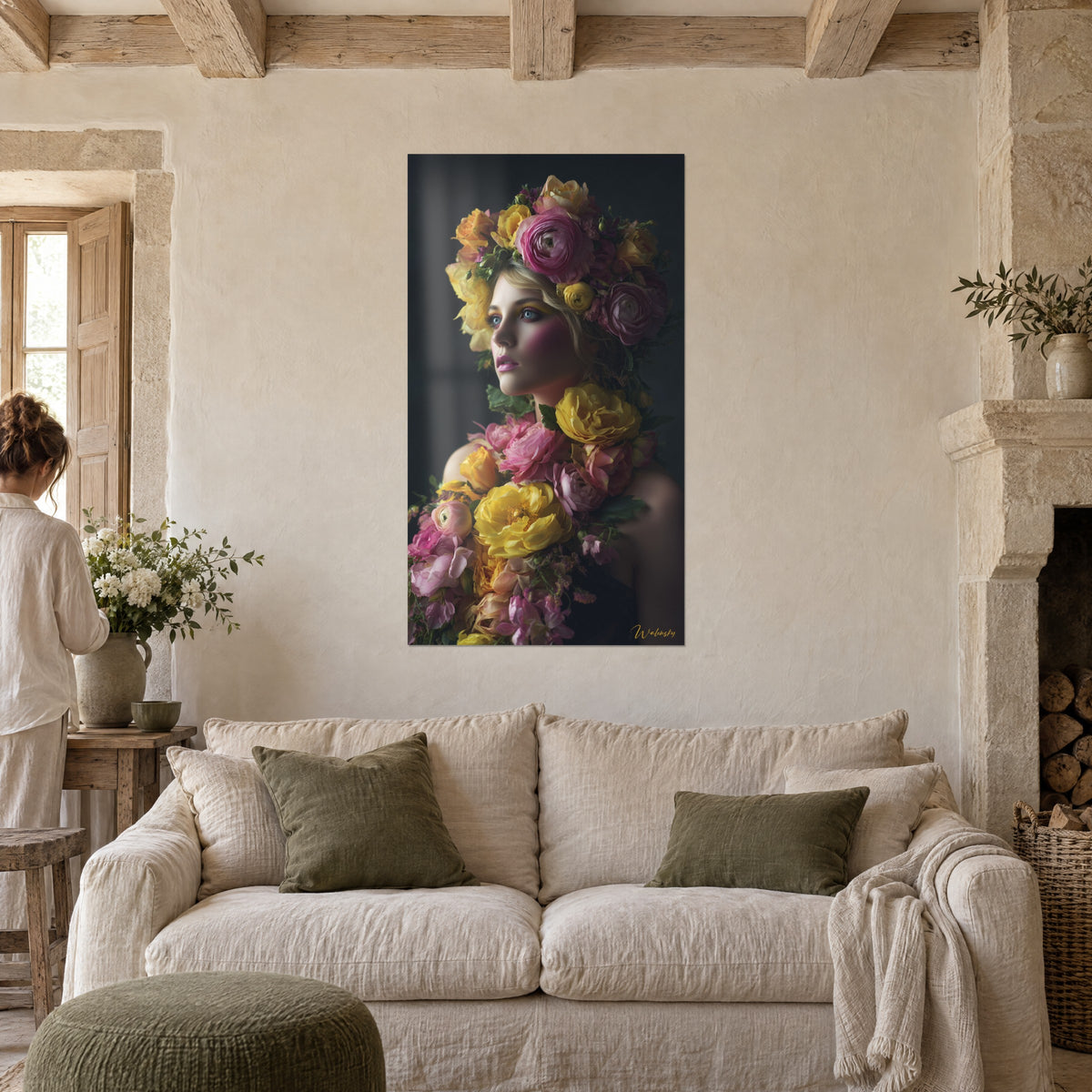 Gemälde Porträt einer blonden Frau, bekrönt mit rosa Pfingstrosen und gelben Rosen auf schwarzem Hintergrund, über einem Sofa in einem hellen Wohnzimmer