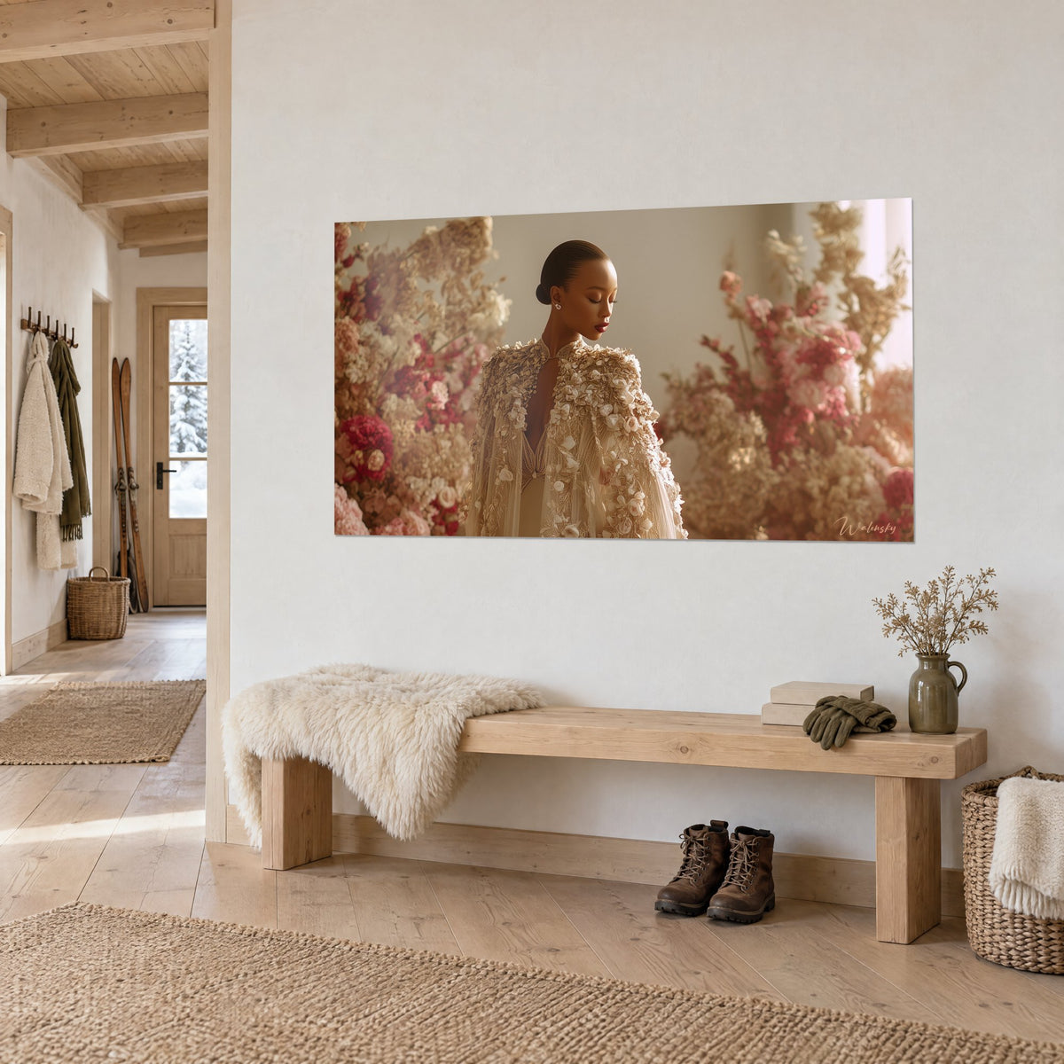 Tableau haute couture d'une femme chignon lisse, cape dorée perlée de fleurs, roses poudrées, vue de trois-quarts dans un chalet