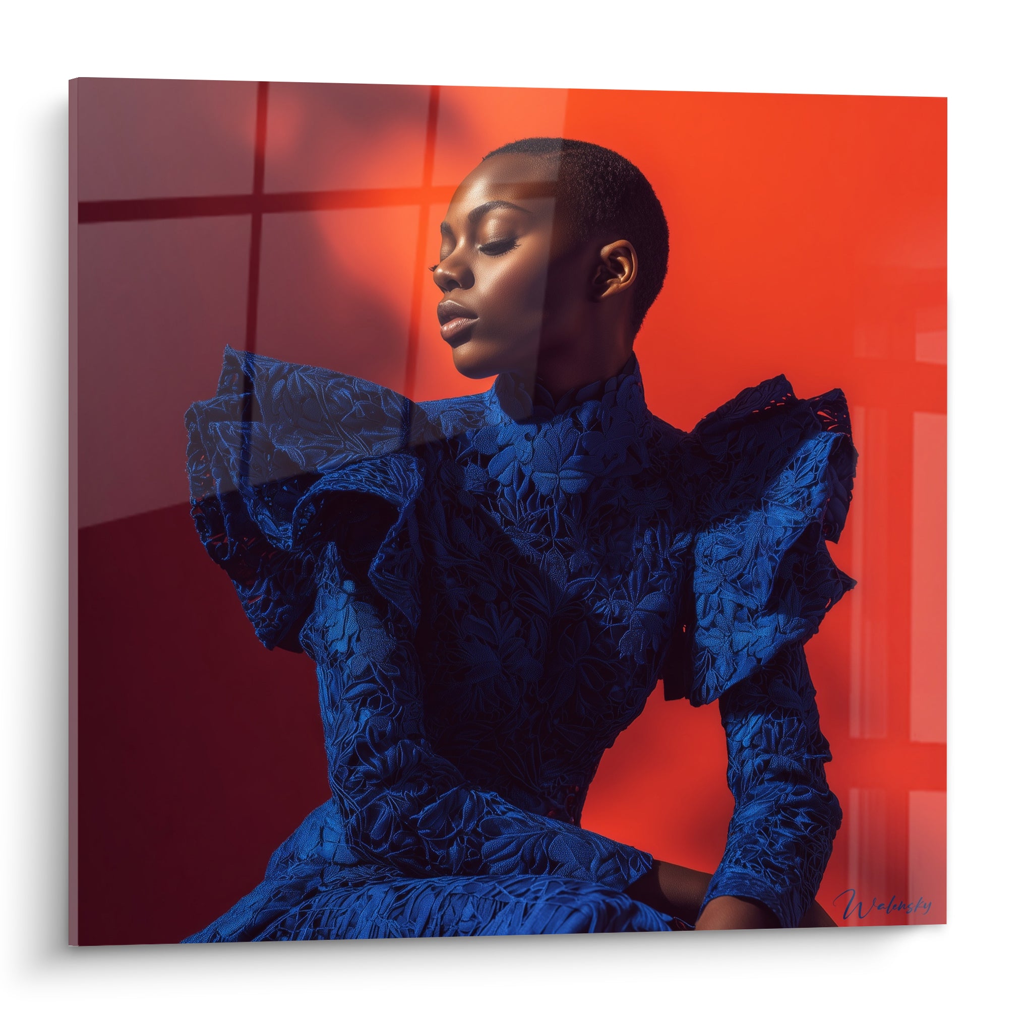 Silhouette en robe brodée bleu marine sur fond orange vif, portrait de mode haute couture