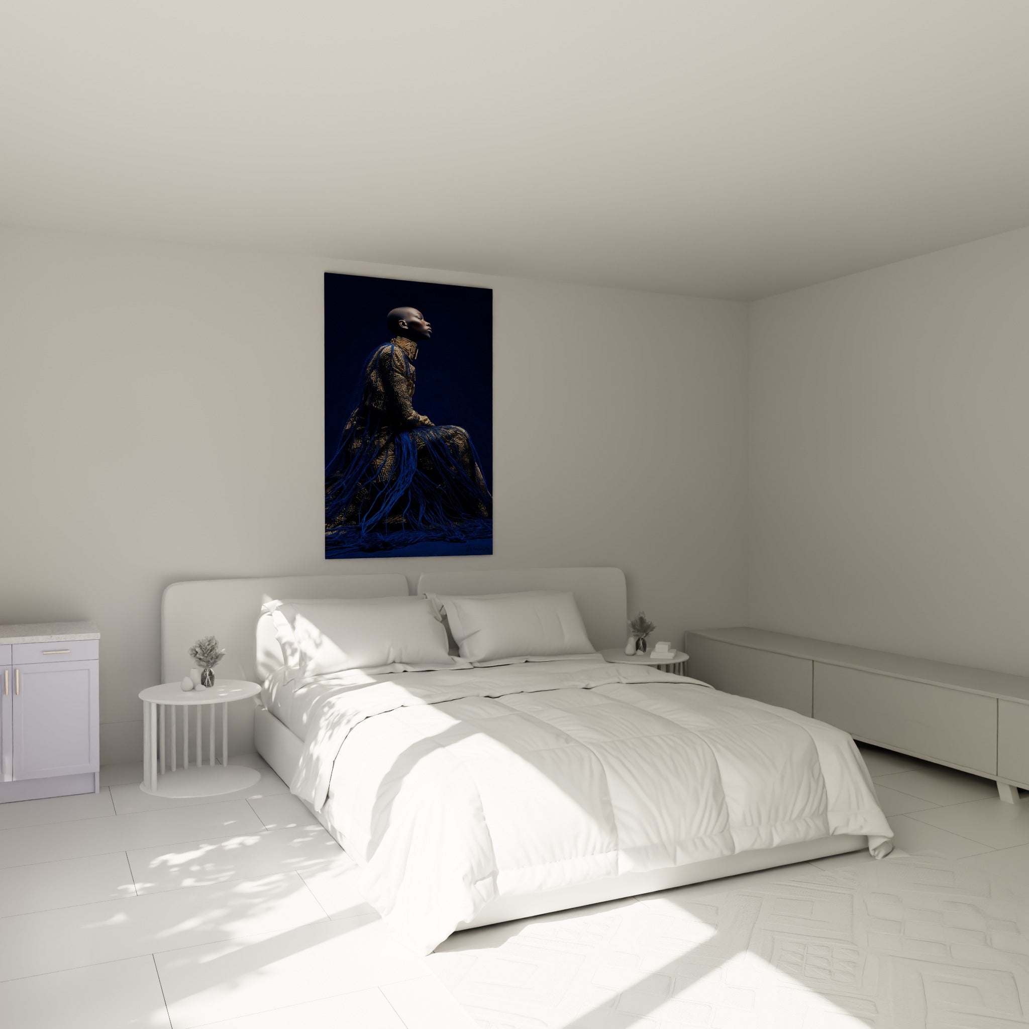 Figure Haute couture dorée aux longs fils bleu marine, accrochée au-dessus d'un lit dans une chambre claire