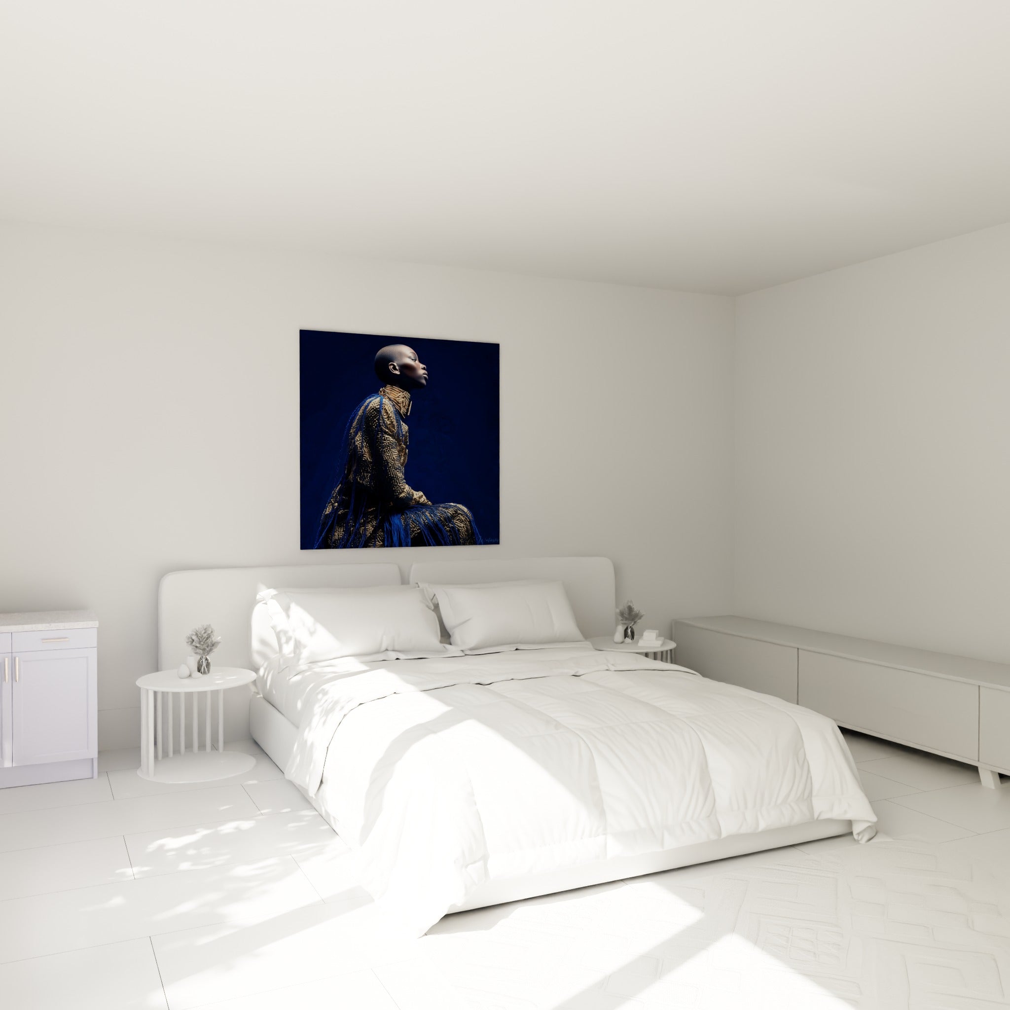 Femme au profil sculptural, robe dorée et franges bleu marine, au-dessus d'un lit dans une chambre claire