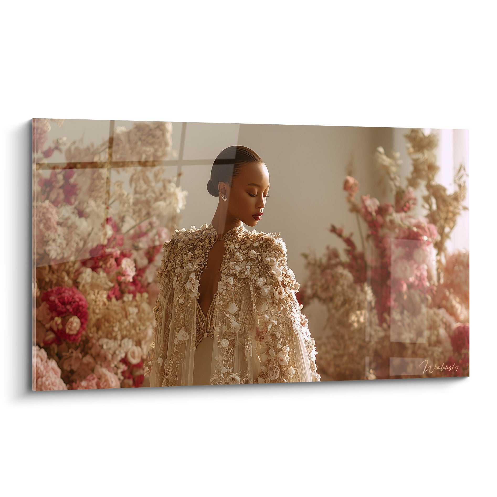 Mannequin en robe ivoire brodée de fleurs, cape florale, décor rose et bordeaux