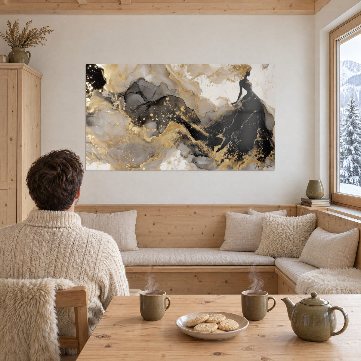 Tableau danseuse en volutes de tulle noir piquetées d'or sur fond gris perle, deux personnes de dos dans un salon de chalet enneigé