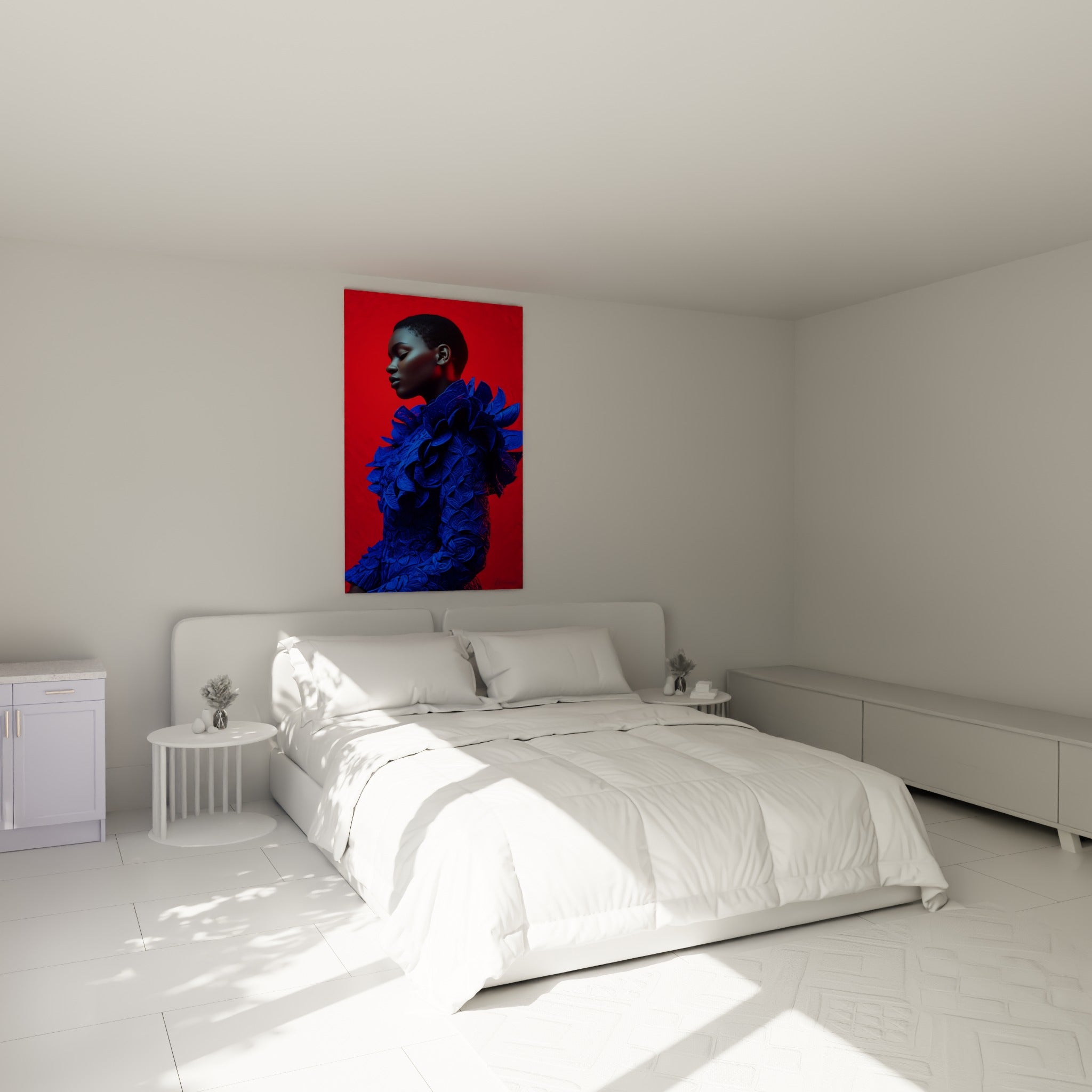 Silhouette en robe bleu roi et fond rouge accrochée au-dessus d'un lit dans une chambre claire