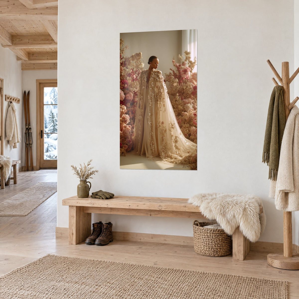 Gemälde Haute-Couture-Umhang in Elfenbein mit erhabenen Blumen, rosa gepudertes Blumenbeet, Dreiviertelansicht im Eingangsbereich eines Chalets