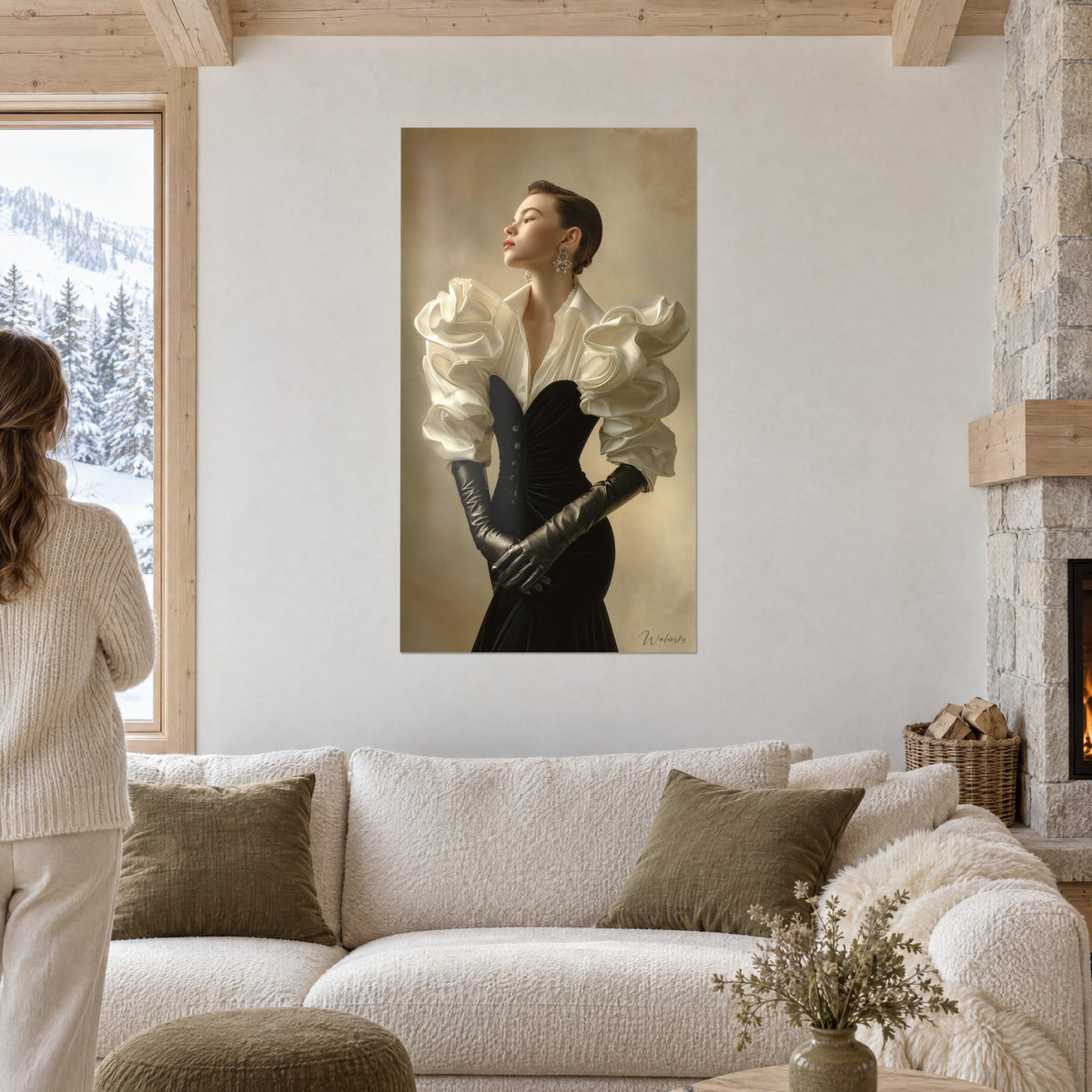 Quadro manichino con chignon liscio e maniche avorio a volute, guanti neri, sfondo beige dorato, sopra un divano in un soggiorno luminoso