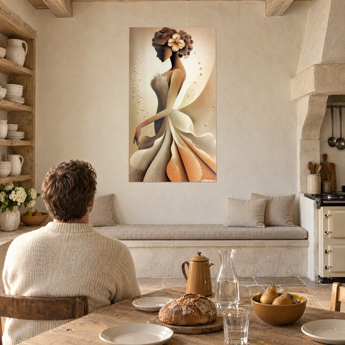 Tableau figure féminine sublime, robe de points dorés et brune, cheveux ornés d'une fleur ivoire, face à une table en bois