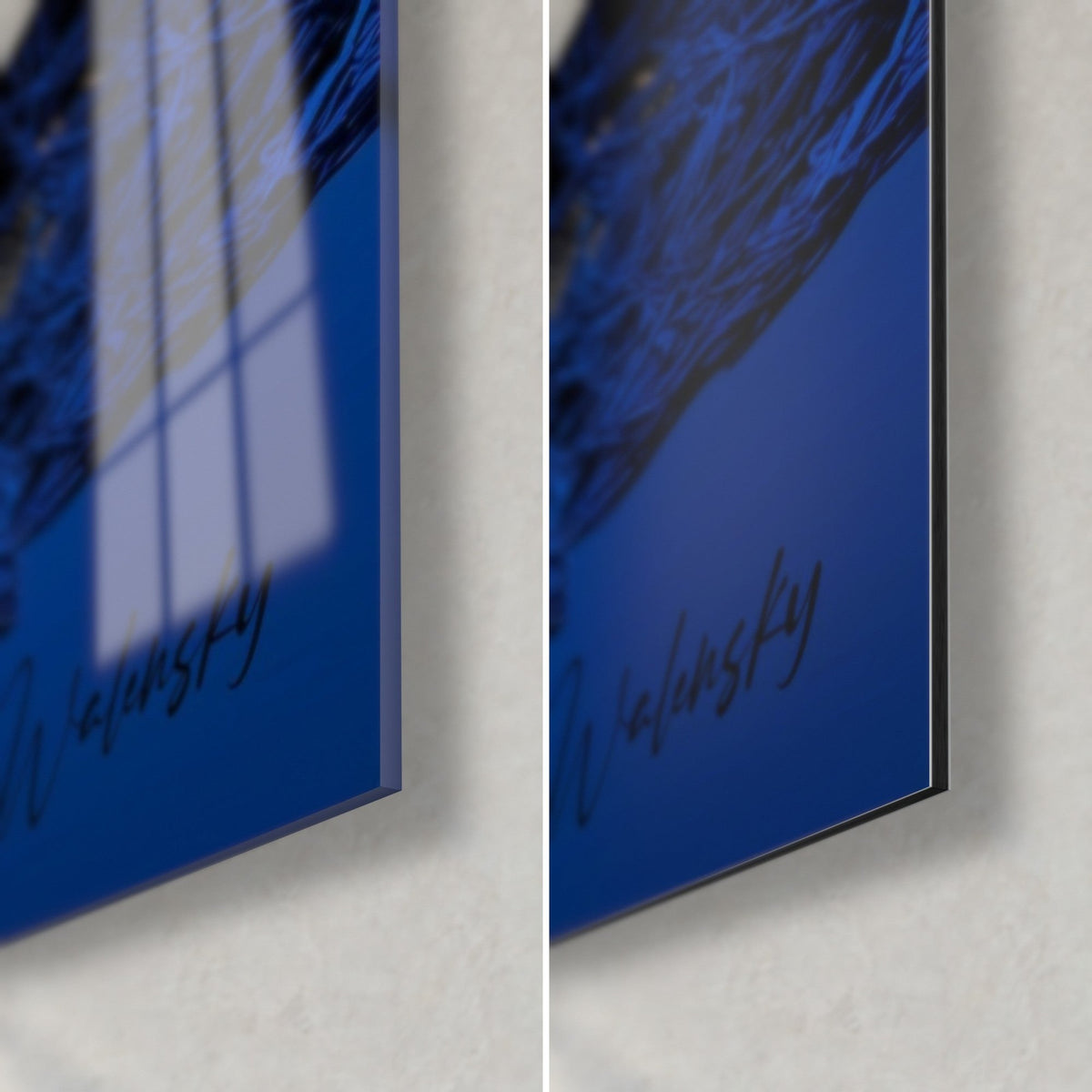 Tableau mannequin en robe d'or, fils bleu électrique, coin bas droit : verre brillant à gauche, alu Dibond mat à droite, tranche 3 mm