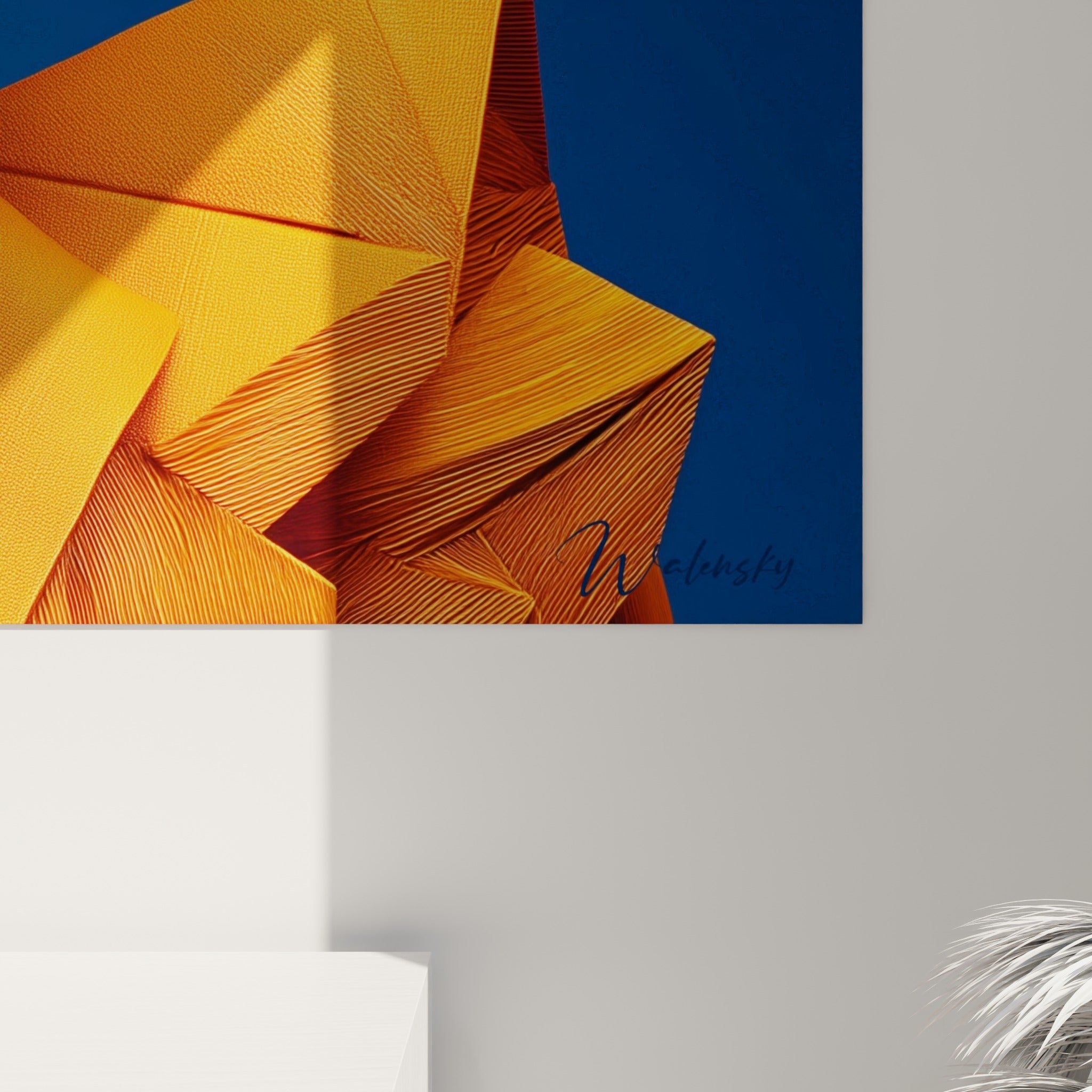 Détail rapproché des plis orange texturés et du bleu profond de cette œuvre haute couture accrochée