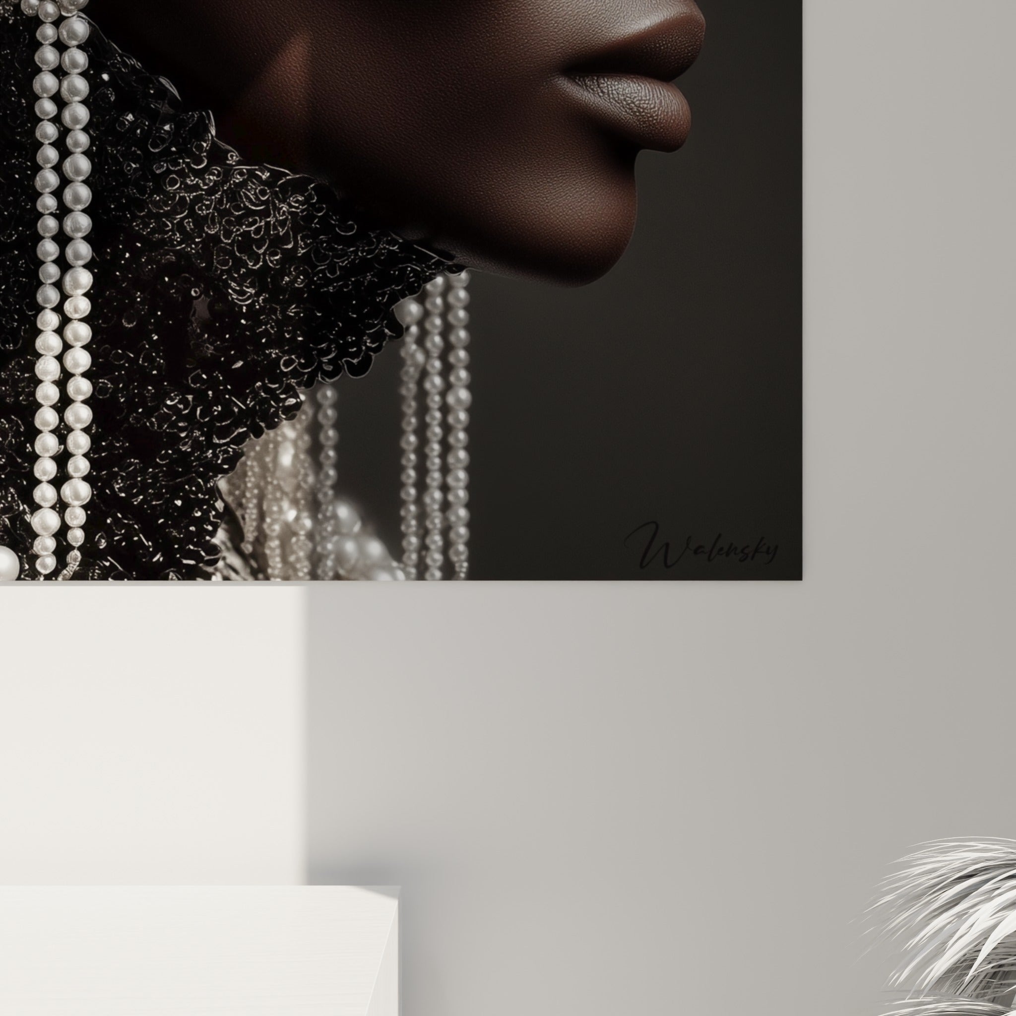Détail des perles blanches empilées et coulures argentées sur fond noir texturé de la toile Haute couture