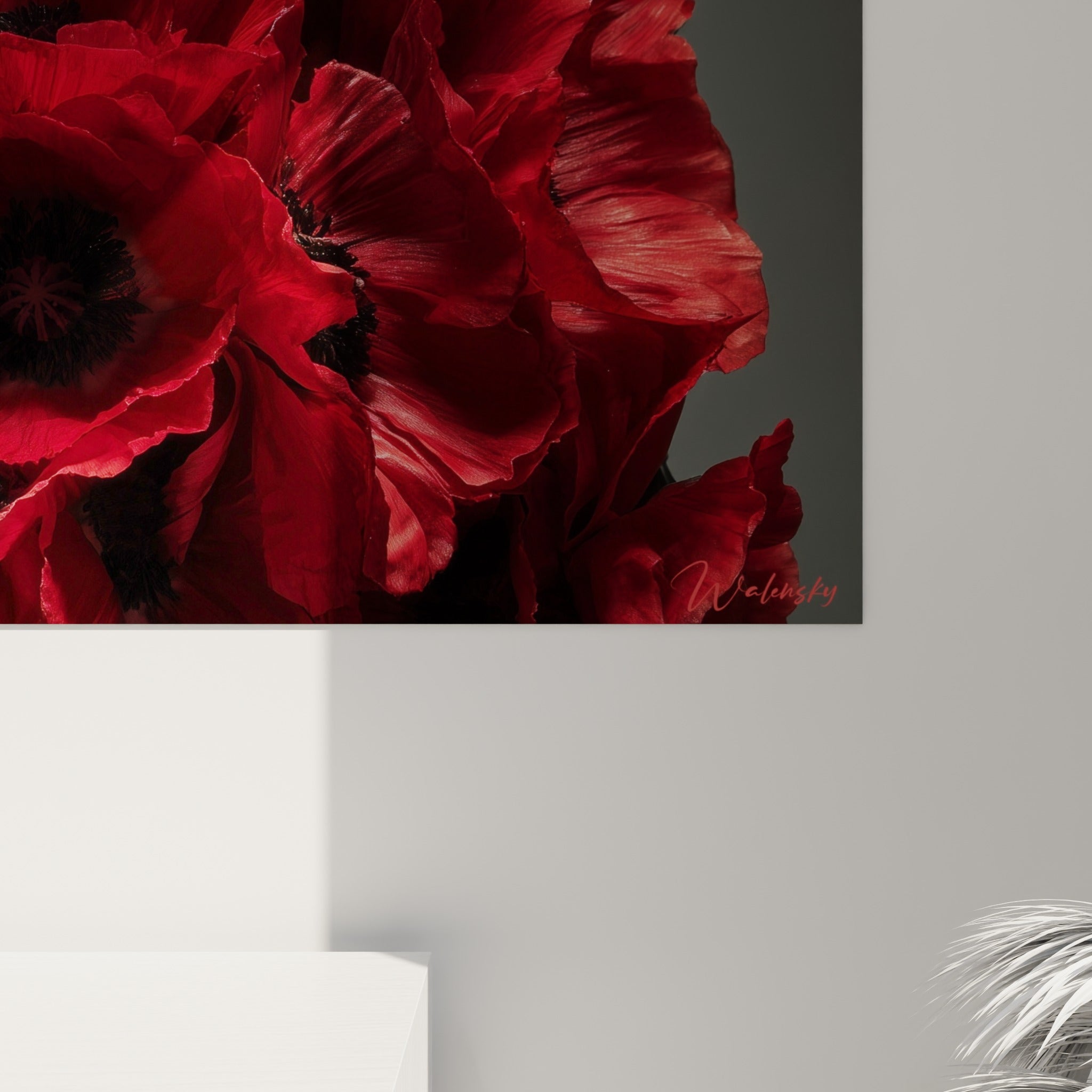 Pétales rouge écarlate aux veines sombres et grain de peau anthracite visibles en gros plan sur la toile