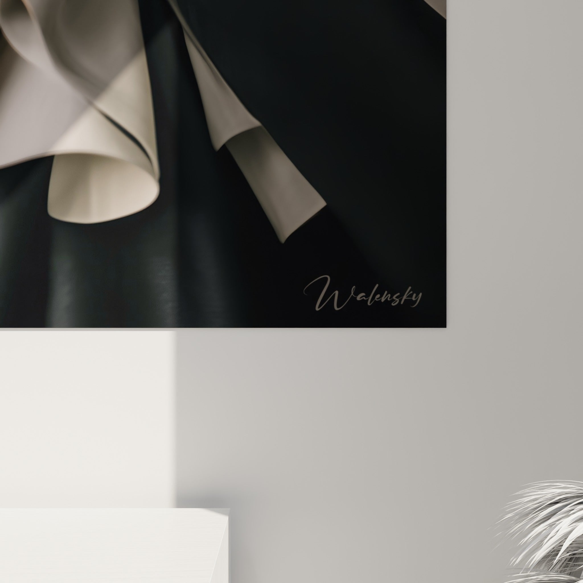 Détail du drapé ivoire et noir texturé, plis satinés et empâtements visibles sur ce tableau haute couture