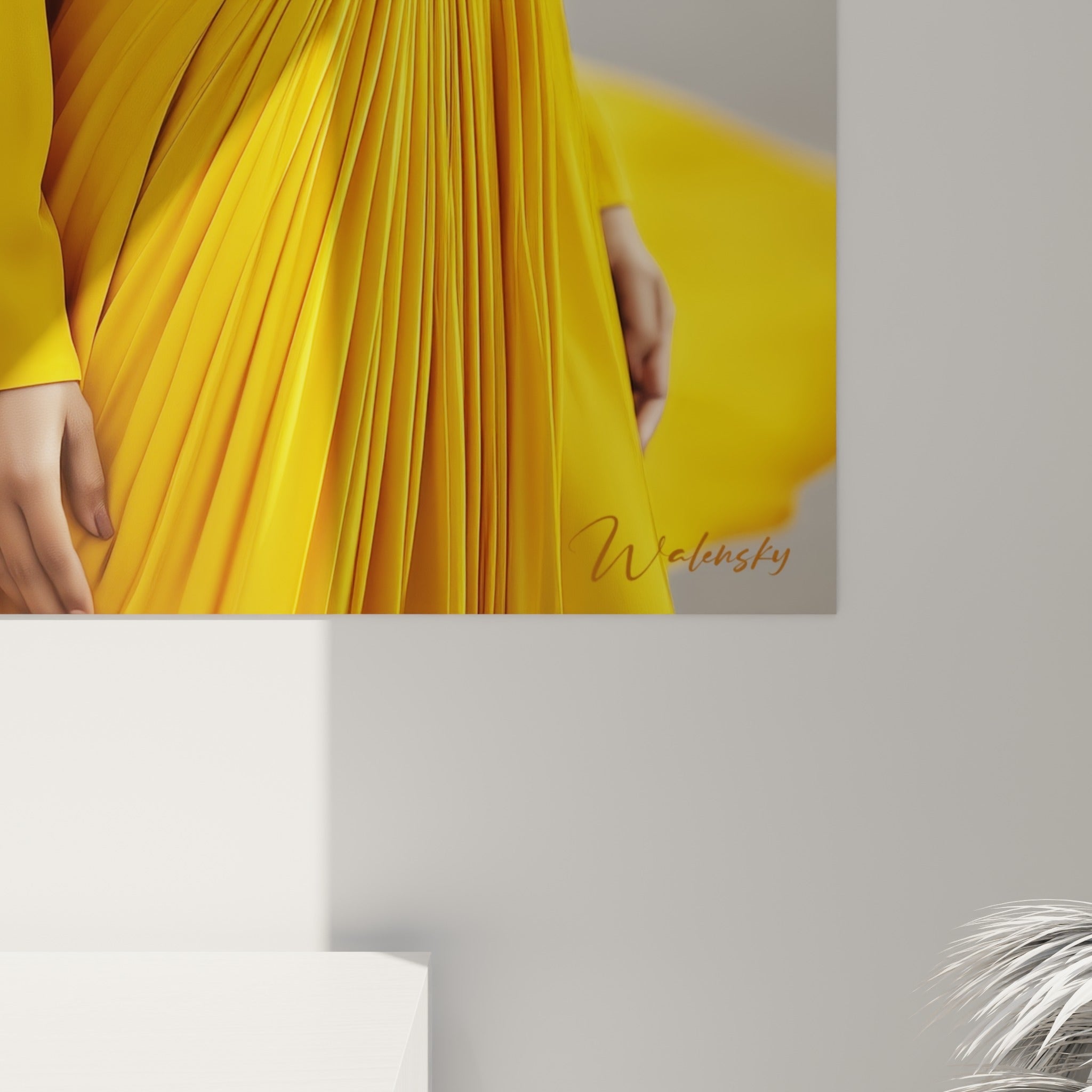 Plis serrés du tissu jaune moutarde et grain de l'impression contre le gris nuageux du fond