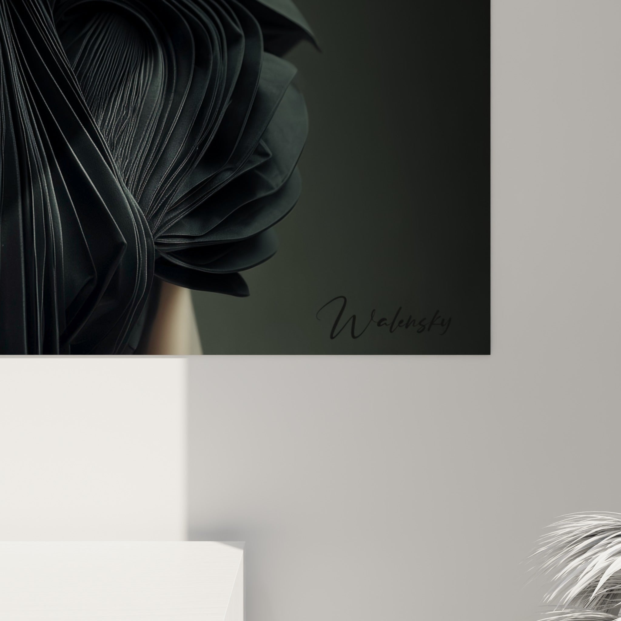 Détail des plis noirs serrés et du col blanc lisse, textures contrastées visibles de près sur la toile