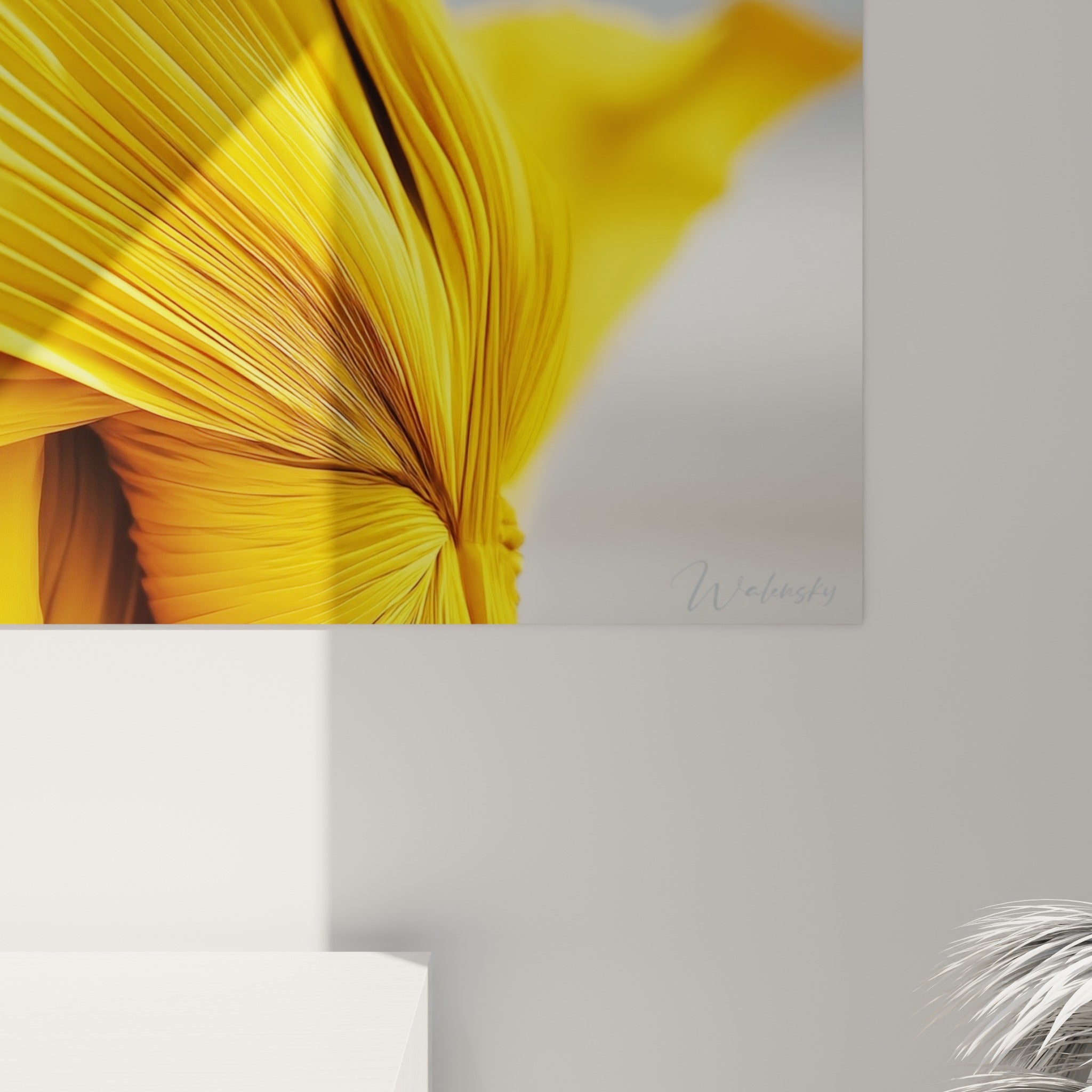 Grain de la toile révélant les plis striés du chapeau noir et la texture soyeuse du tissu jaune